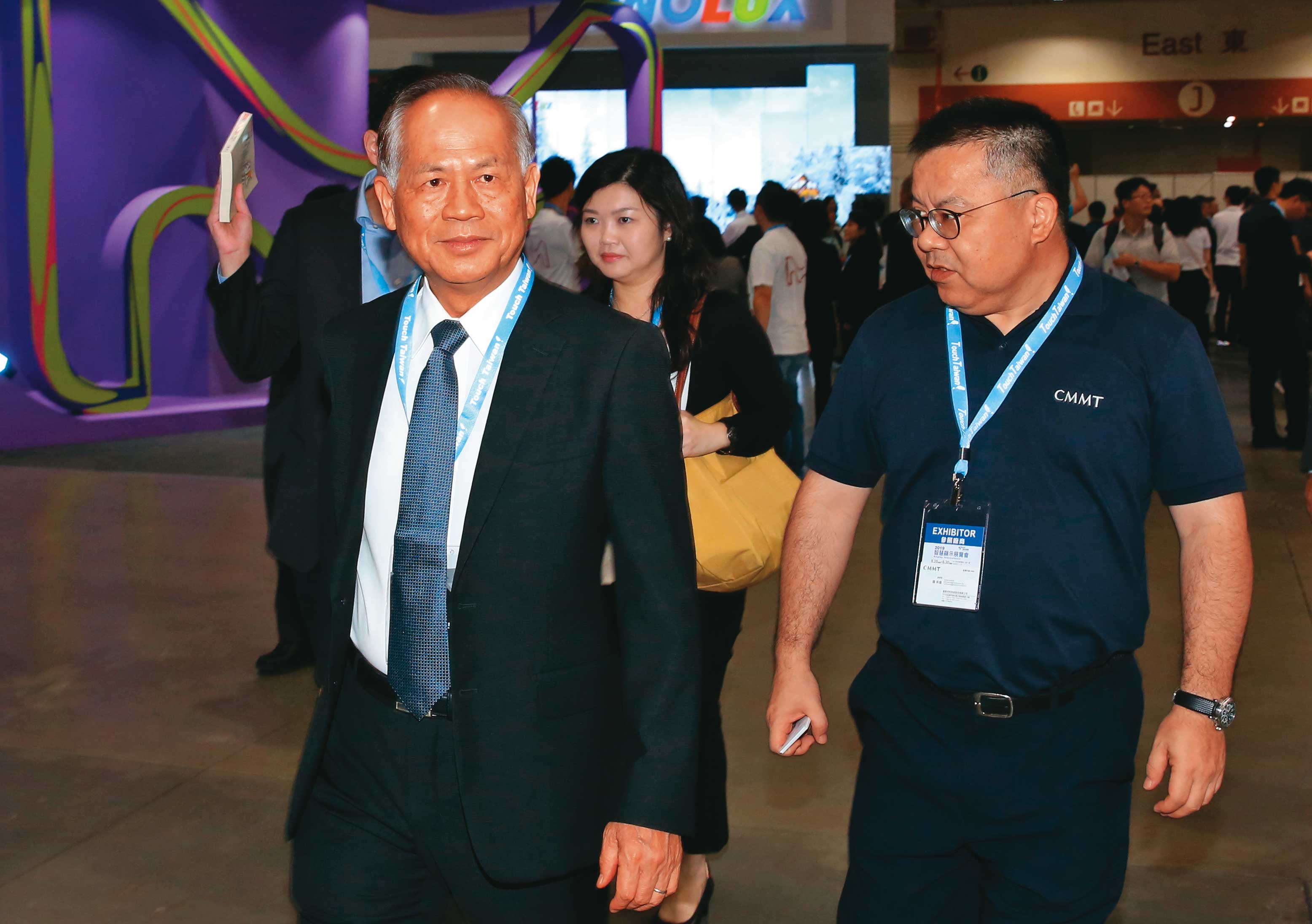 何昭陽（左）透露，已獲大股東天逸集團等相關人士支持，該陣營總計掌握持股達26.5％。