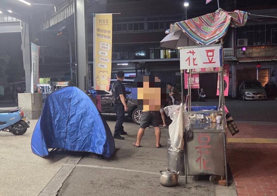 彰化芬園一處路邊豆花攤老闆坐在躺椅上動也沒動，警消到場發現人早已全身冰冷、死亡多時。（翻攝畫面）