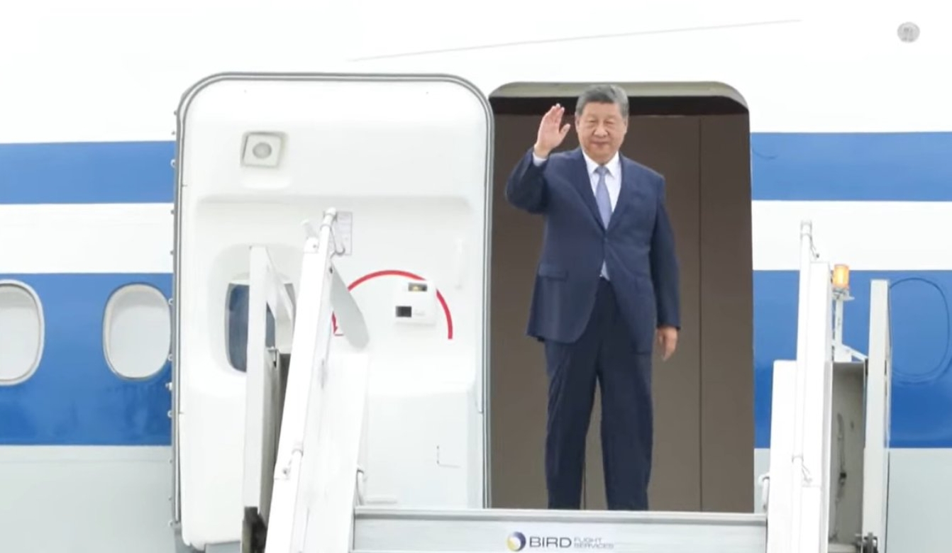 習近平搭專機赴美,夫人彭麗媛、中外交部長王毅等人陪同。(翻攝自X)