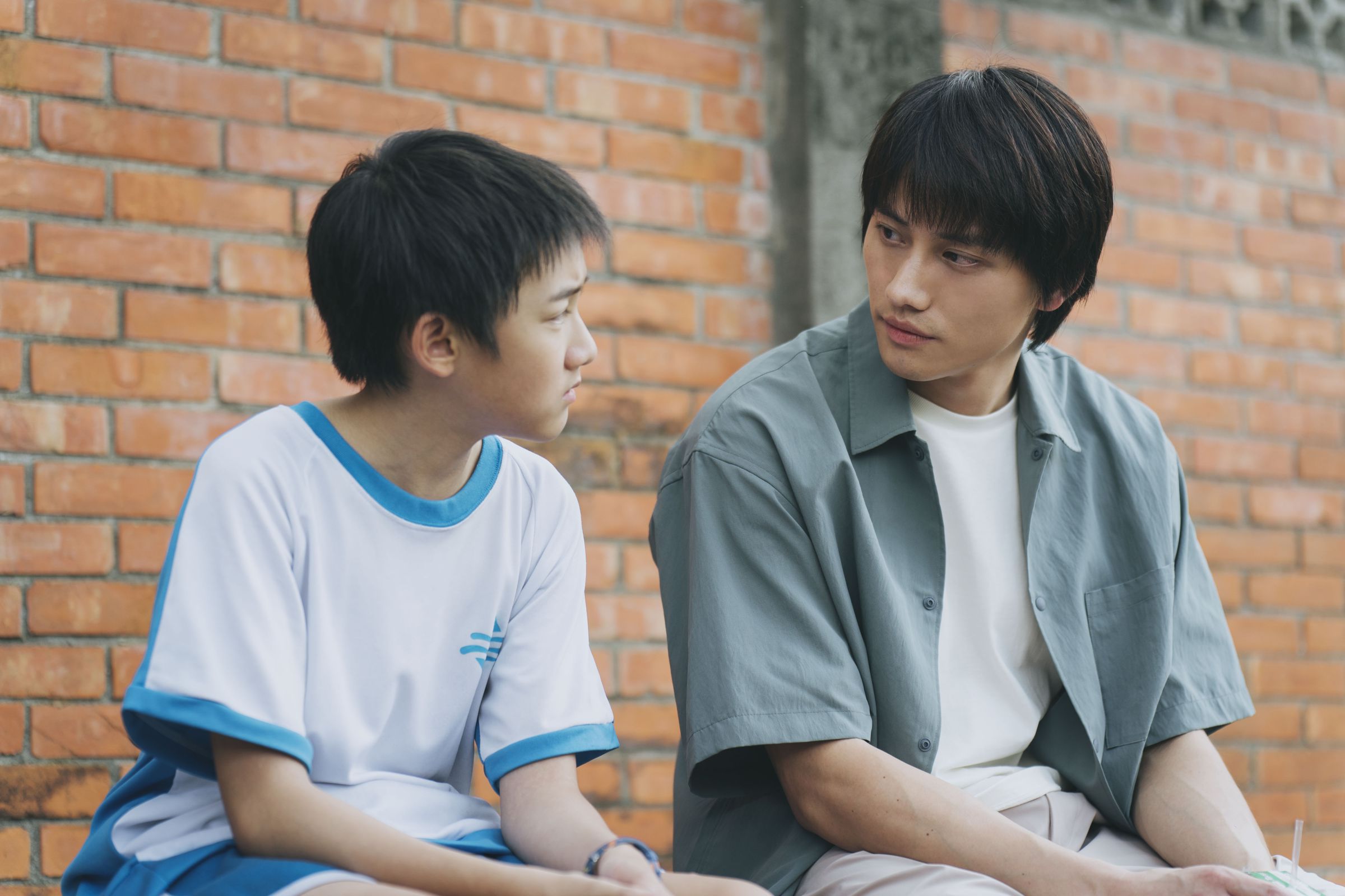 范少勳(右)片中飾演育幼院裡認真投入工作的社工。(冬候鳥電影、文策院提供)