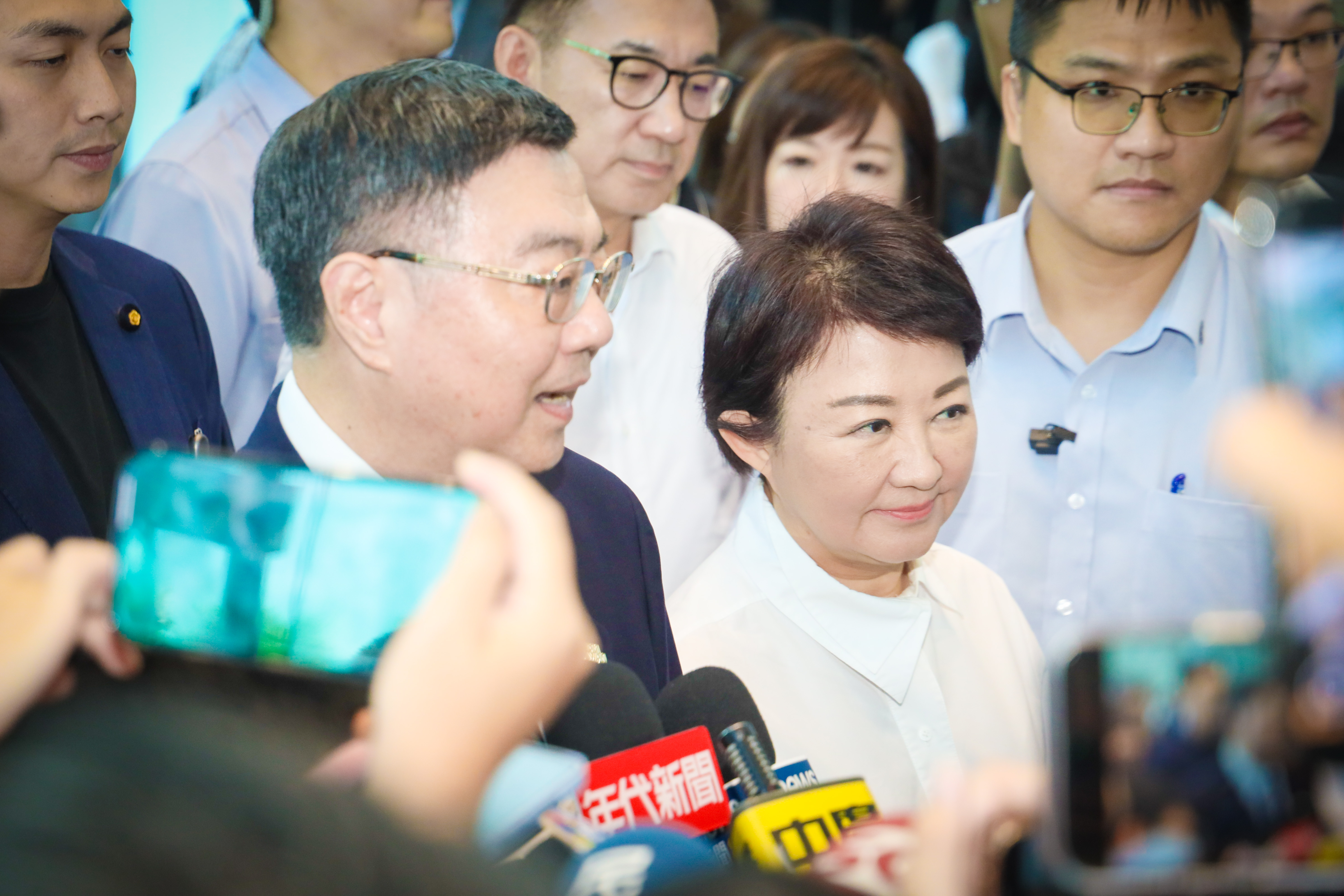 行政院長卓榮泰與台中市長盧秀燕，昨上午在行政院會中交鋒後，下午又在台中產業活動同台。（台中市政府提供）