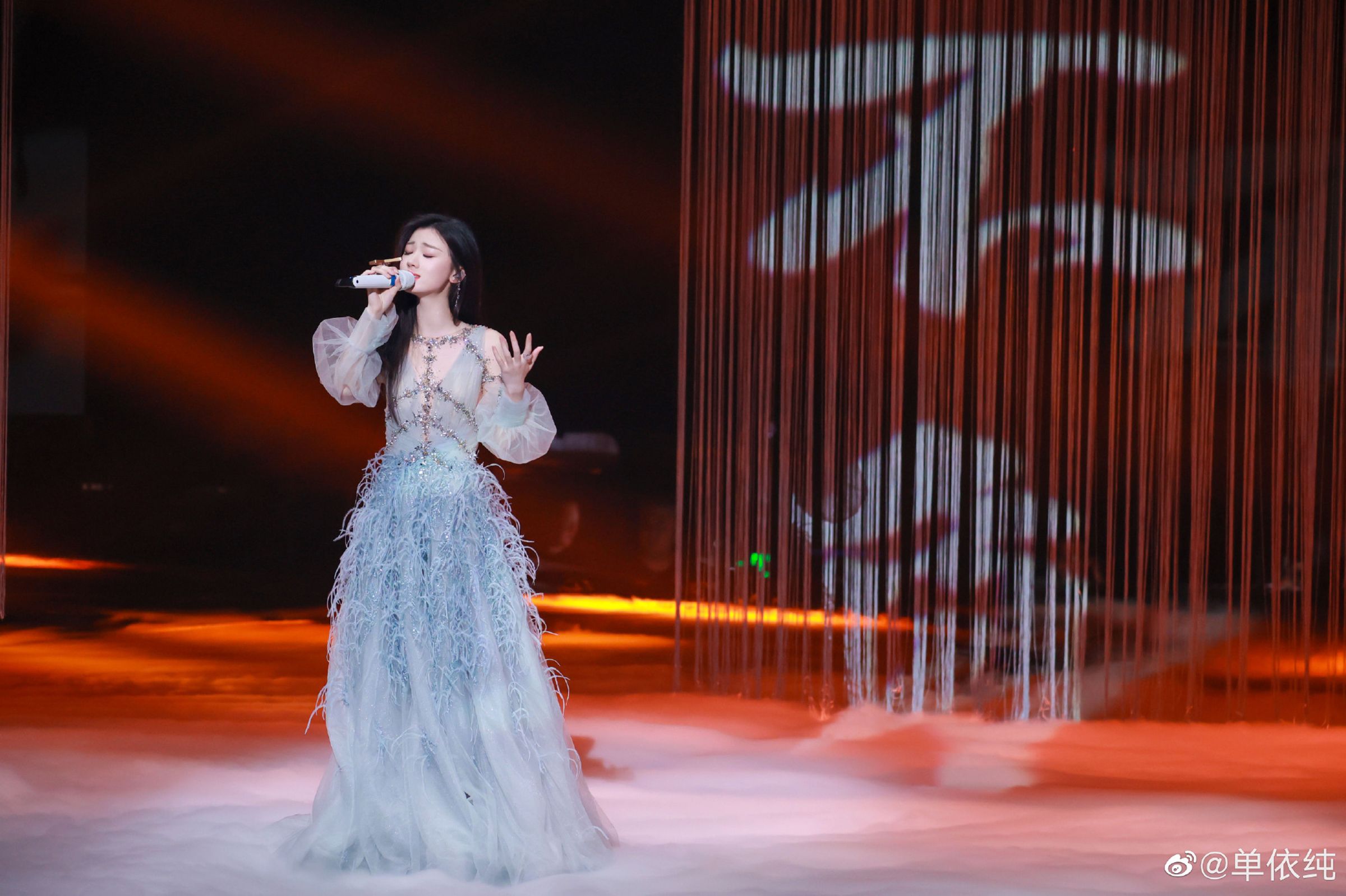 因演唱會誤唱版權歌曲，單依純公開道歉。主辦方緊急宣布武漢、鄭州場次開啟「48小時全額免責退票」服務。（翻攝自微博）