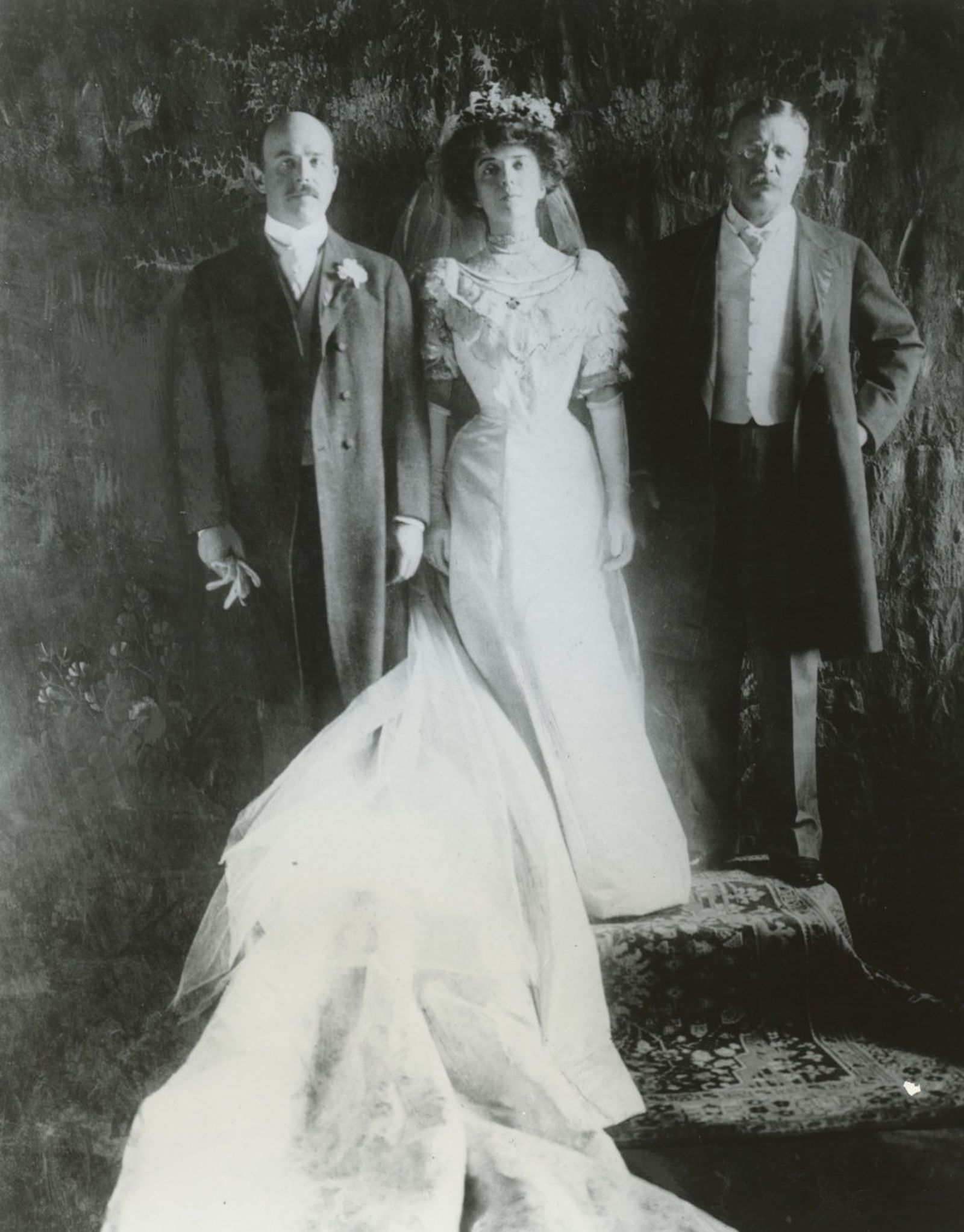 愛麗絲羅斯福（中）1906年與眾議員尼可拉斯朗沃斯（左）結婚，父親老羅斯福（右）也入鏡。（翻攝Library of Congress）
