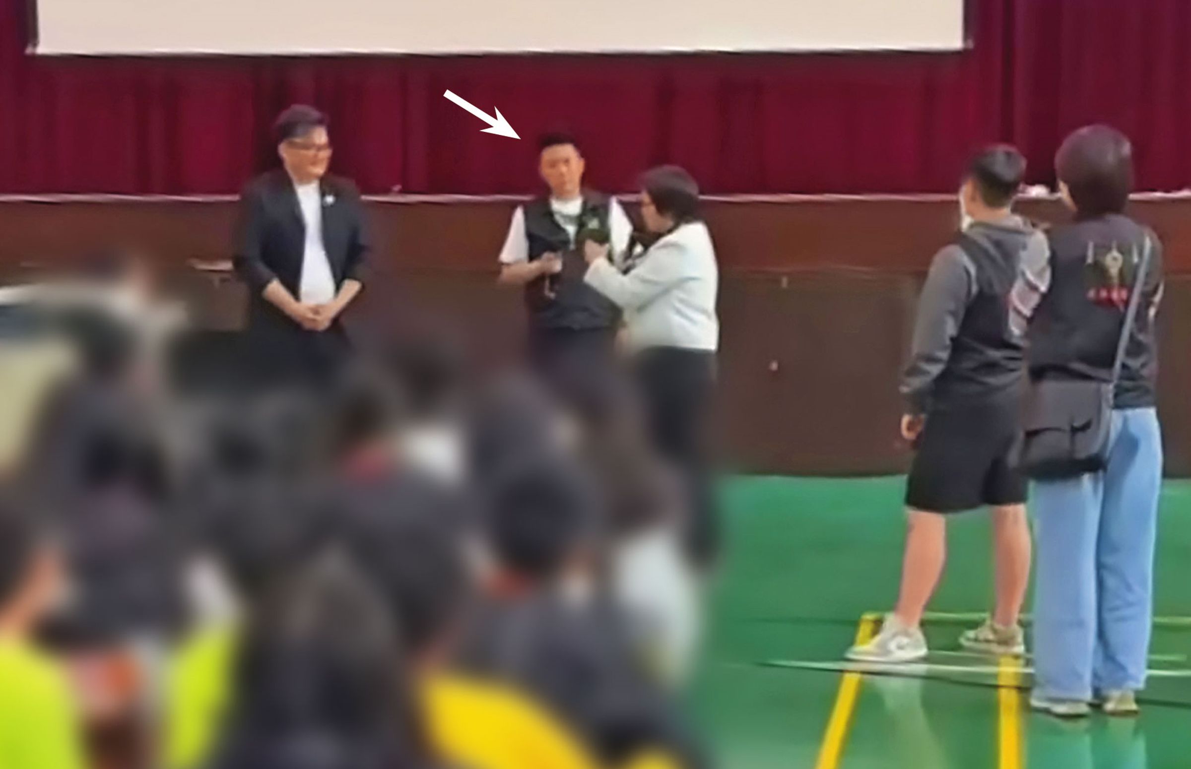 賓賓哥(箭頭處)日前在台中校園擅自直播,被市長盧秀燕痛斥白目、下令封殺。(翻攝賓賓哥直播)
