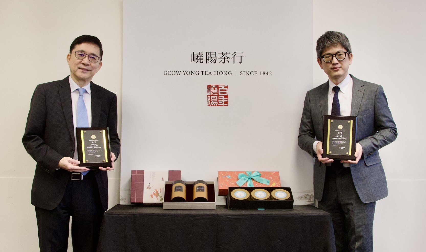嶢陽茶行的「小園東雙大禮盒」和「春盎山采禮盒」奪下2023世界綠茶大賽金賞獎頂級評價。(嶢陽茶行提供)
