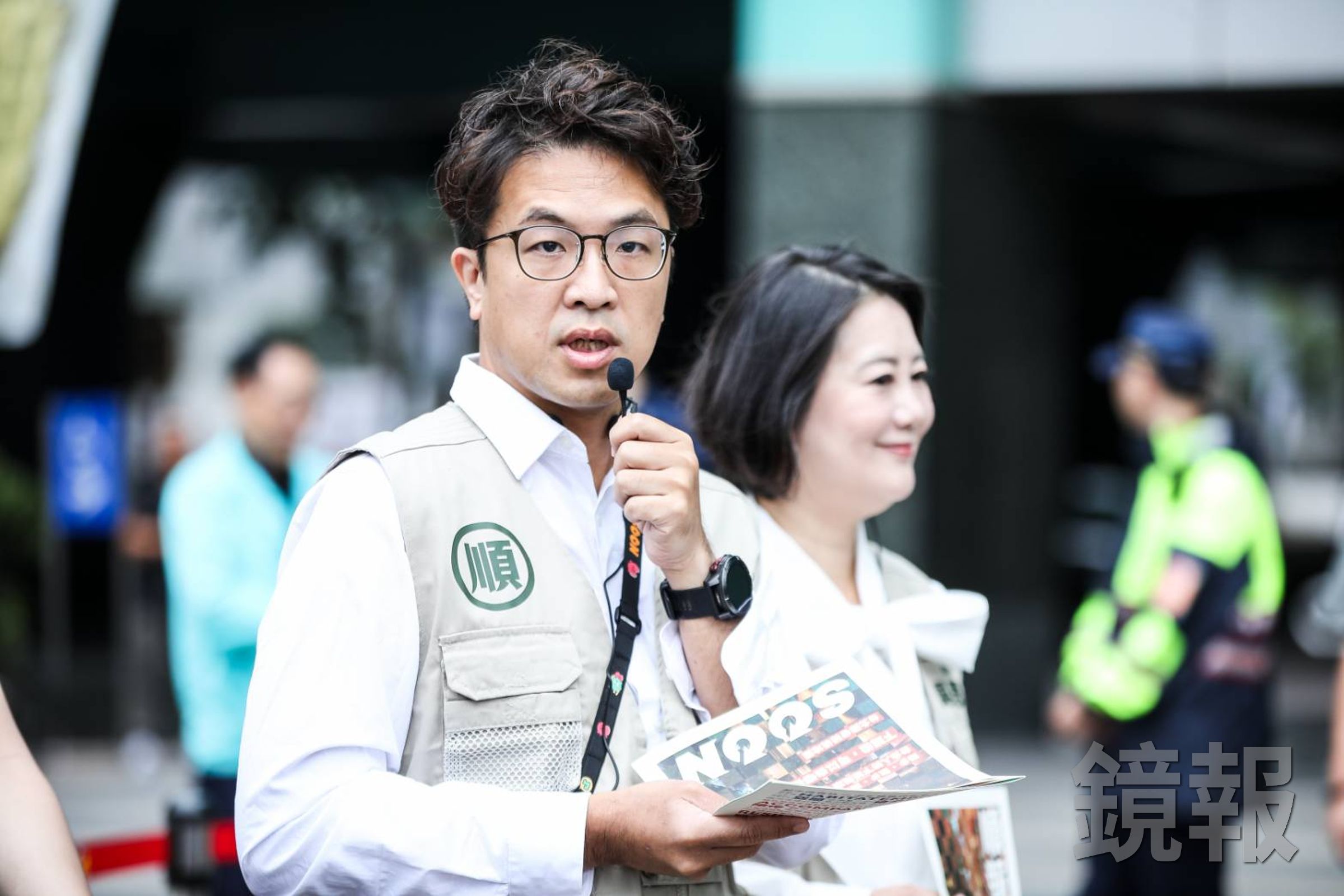 沈伯洋受訪被追問是否停辦雙城論壇，改口稱「現有的交流框架先留著」。（鏡報鄒保祥）