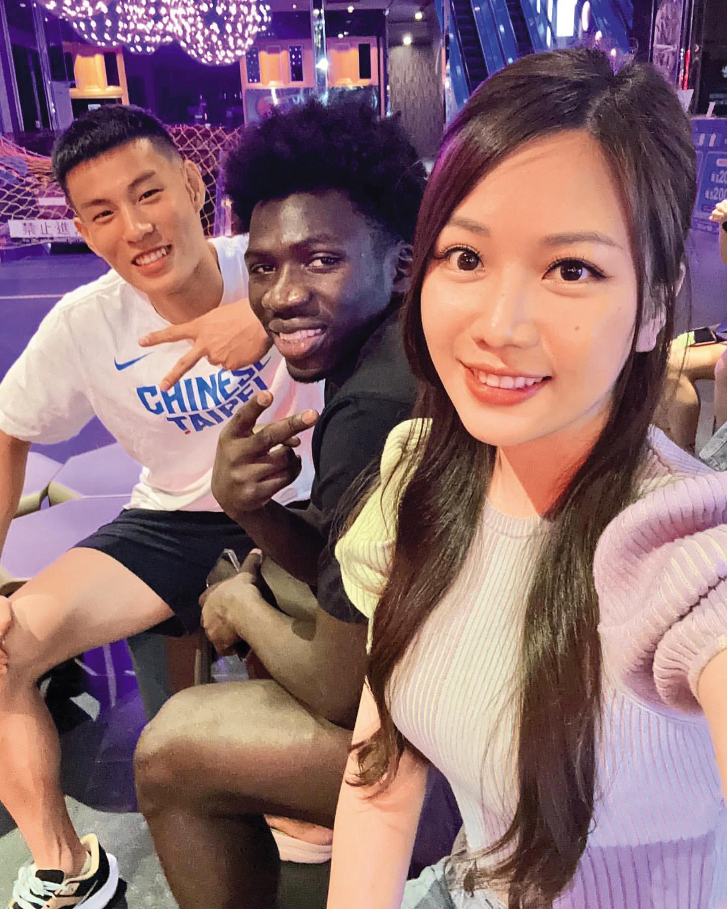 去年發現本刊拍到自己帶林秉聖(左)回家後,蔡尚樺(右)上傳吃宵夜的照片,還找了球員阿巴西(中)一起入鏡。