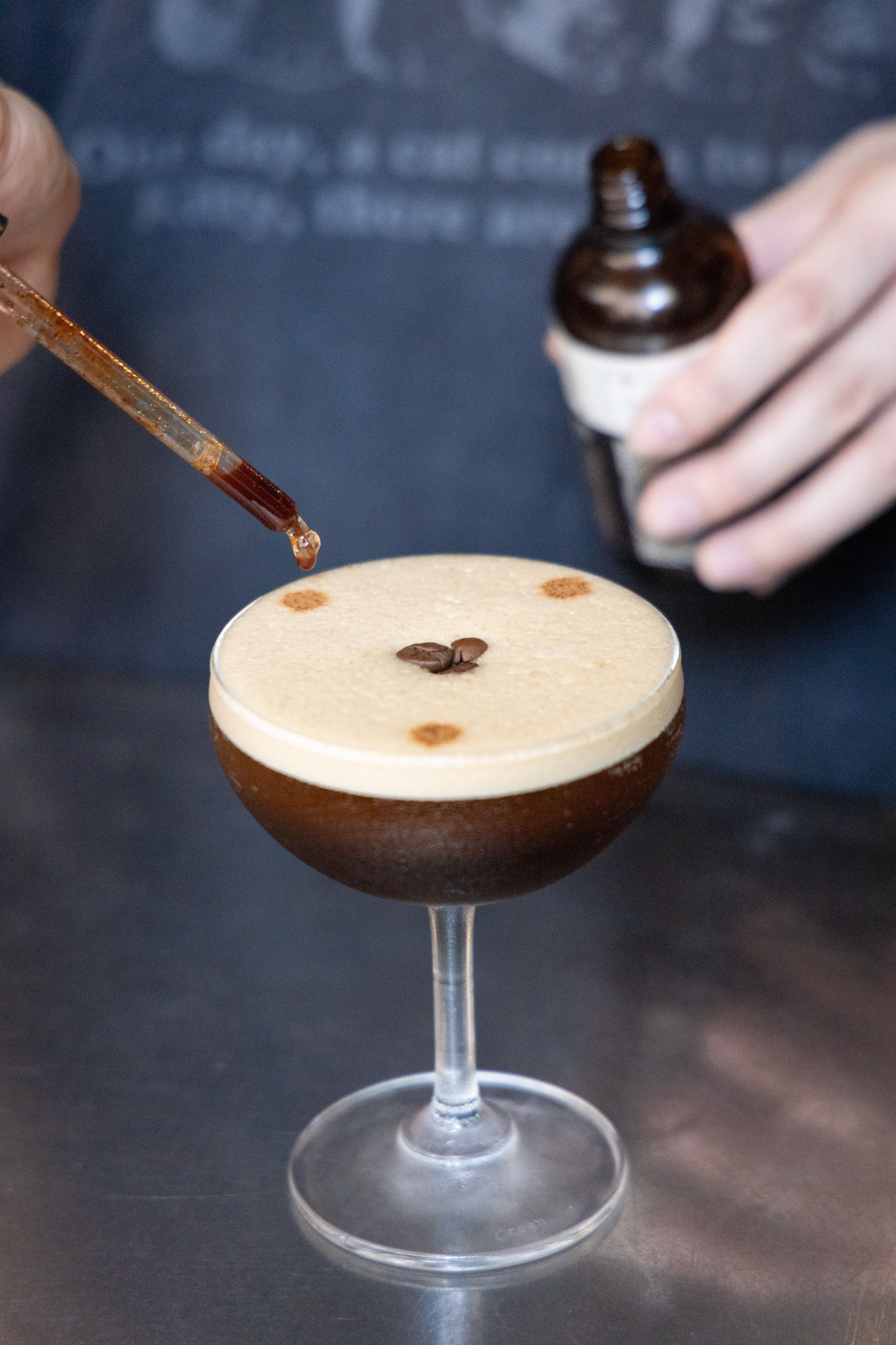 「#Coffeeisthenewblack」使用濃縮咖啡，加上酒精Vodka、冷萃咖啡酒，最後滴上巴布巧克力苦精，酒感與咖啡香氣平衡的剛剛好。（港幣100元／杯）
