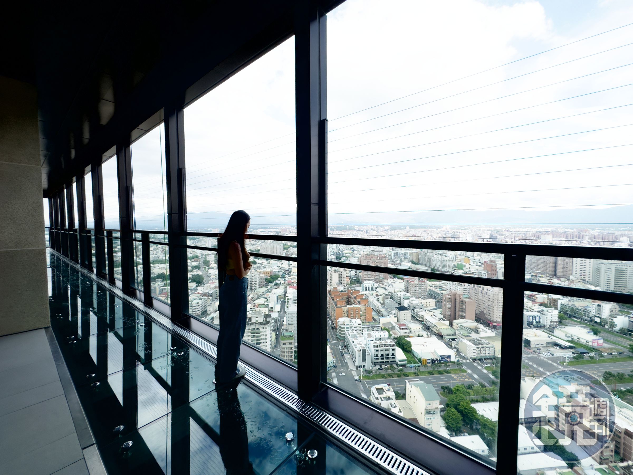 「嘉義福容voco酒店」設有高空觀景台與透明步道,能眺望嘉義阿里山與夜景,住客都能免費體驗。