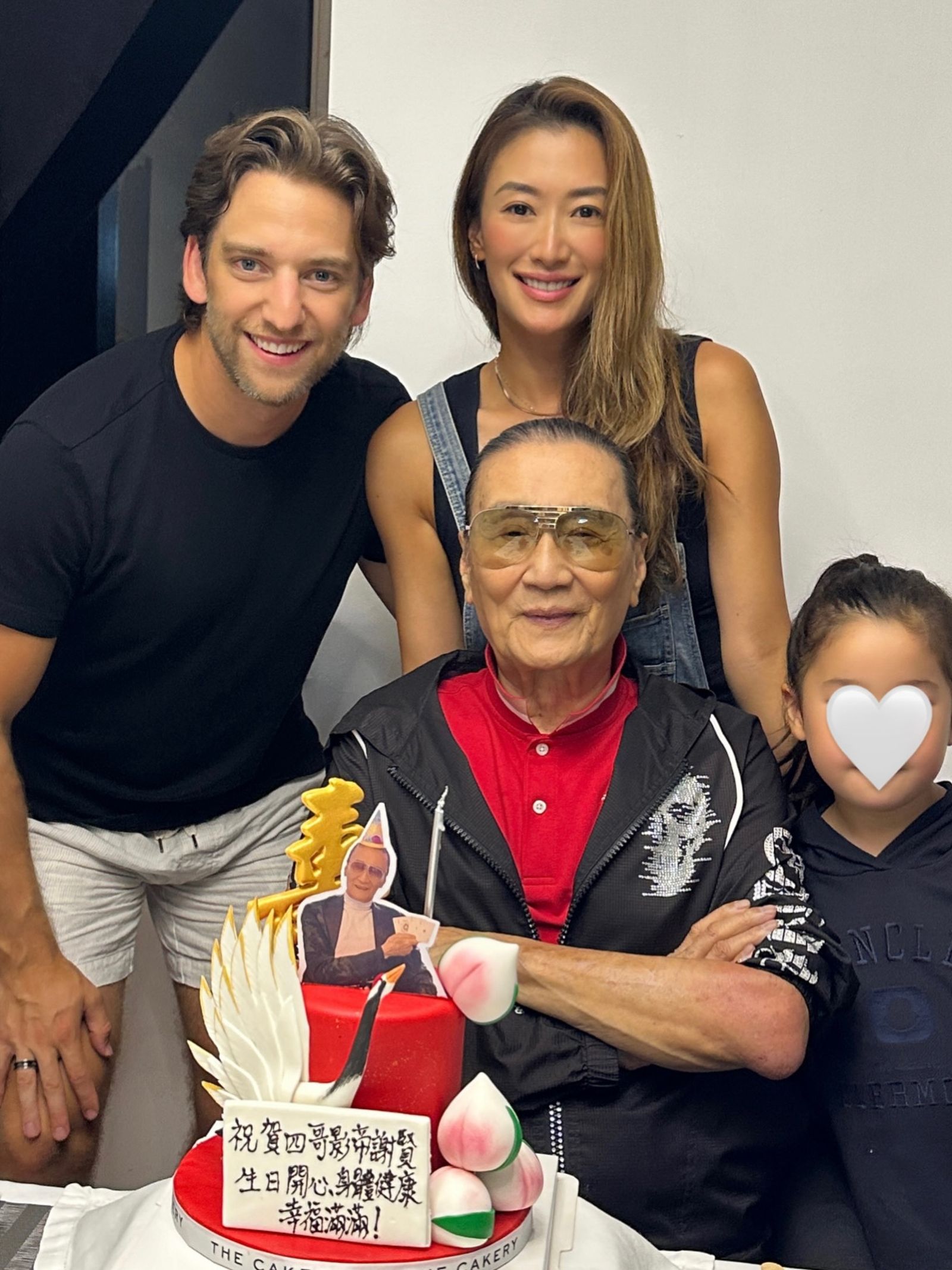 謝婷婷昔日和丈夫、女兒替爸爸謝賢慶生的畫面。（翻攝jennifertsetingting IG）