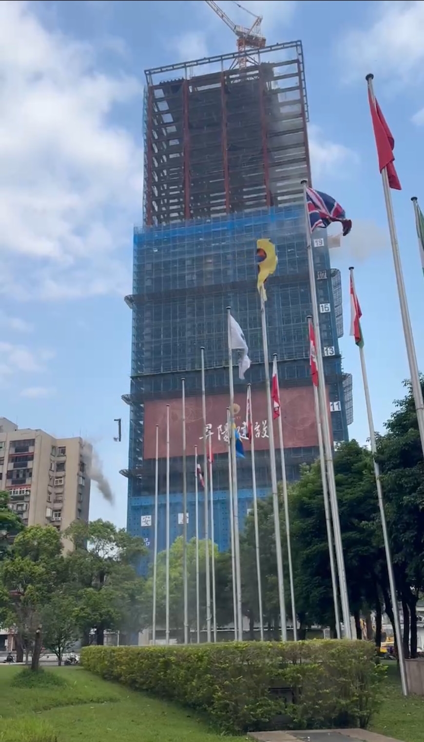 台北市信義區也有建案發生吊臂墜落情形。(翻攝自記者爆料網)