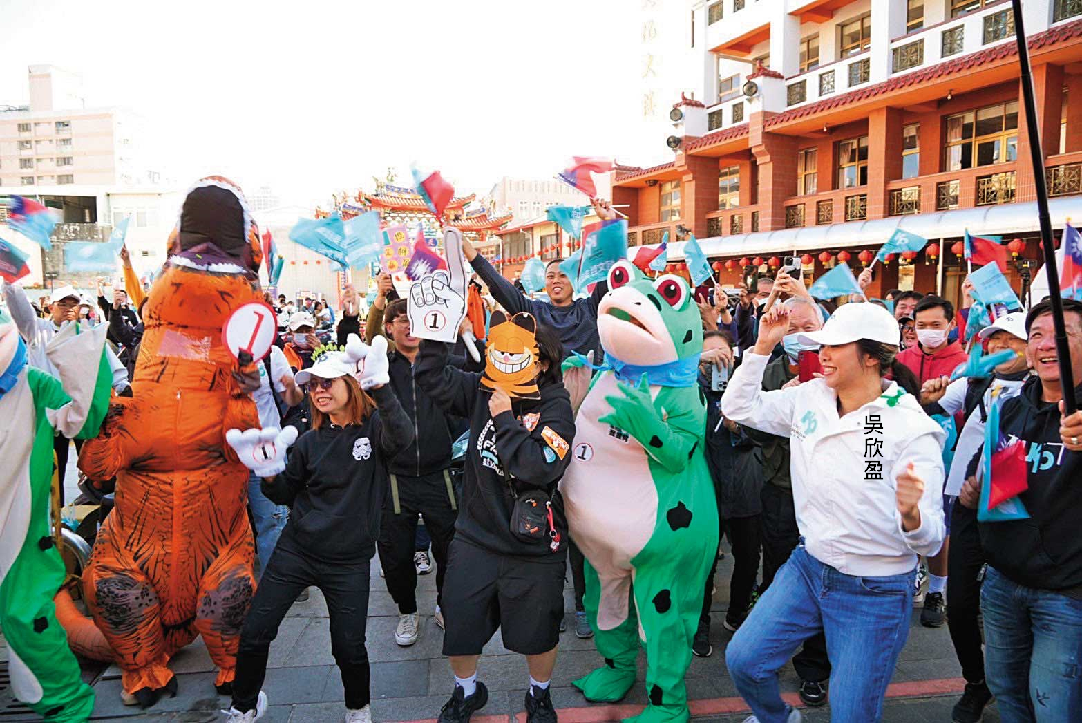 外型酷似影星鍾麗緹的吳欣盈被柯粉暱稱「阿麗」，她掃街時親民與支持者熱舞。（柯文哲團隊提供）