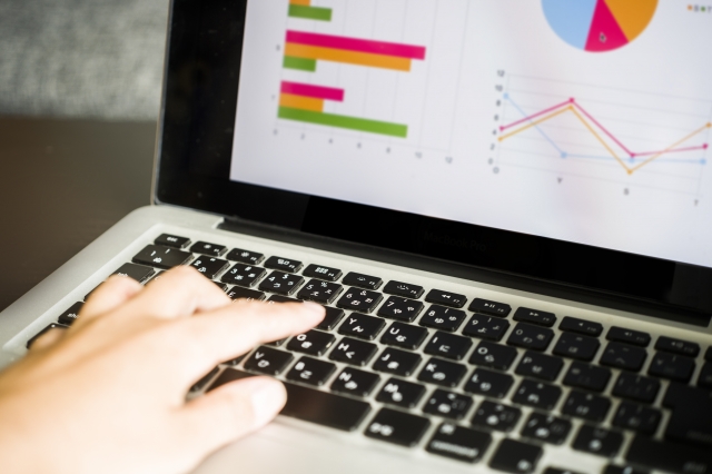 勞工延長工時連同正常工時，超過每日12小時上限，已違反《勞動基準法》。（示意圖，photoAC）