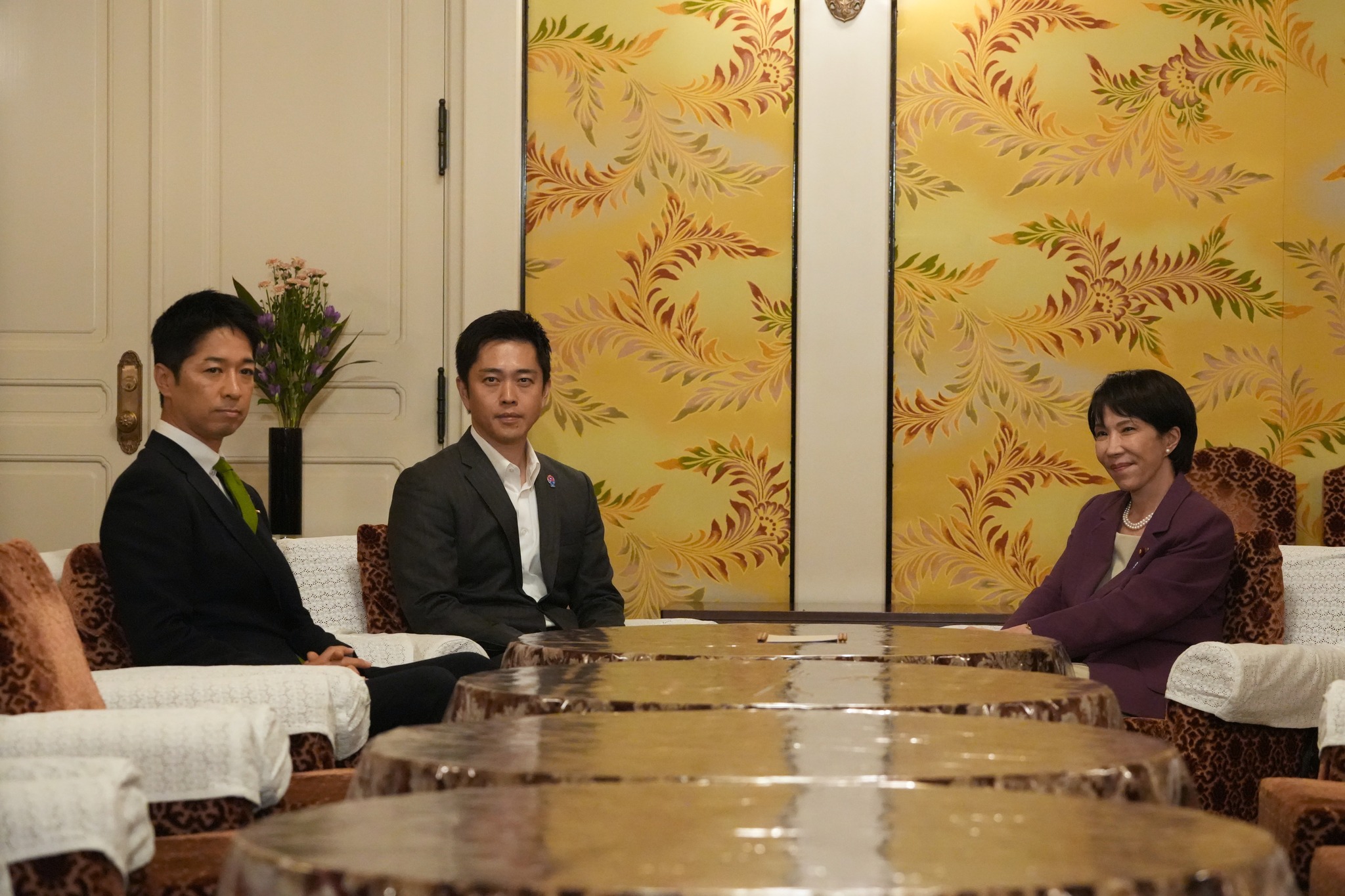 高市早苗（右）15日與維新會代表吉村洋文（中）、共同代表藤田文武會面，雙方有初步共識將聯合執政。（翻攝自日本維新の会 臉書）