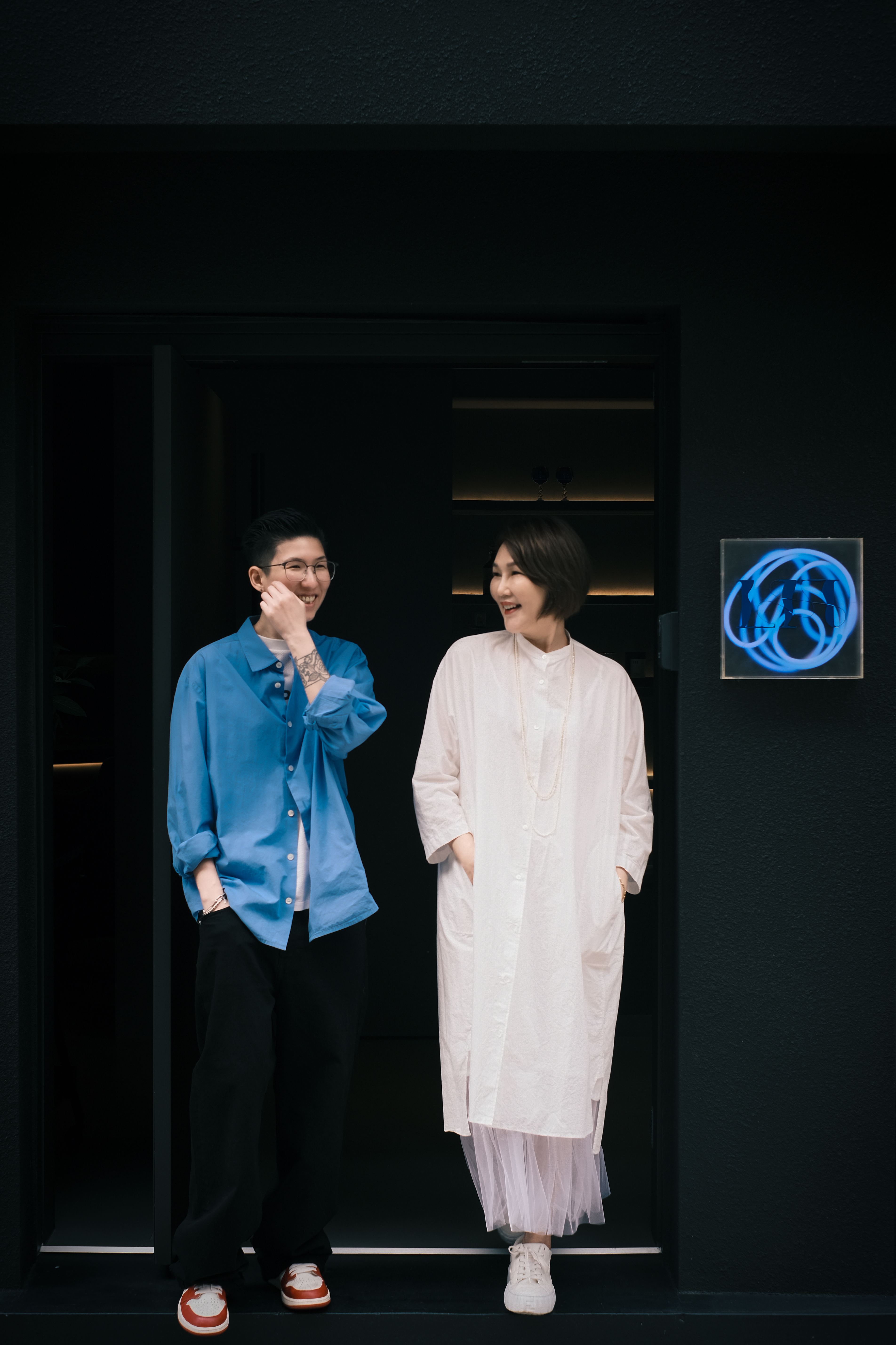 「LIT TAIPEI」結合了L(左)和Nir(右)不同領域的專業,包含論碼、花晶、調酒、料理、品茗等,打造出獨一無二的「沈浸式六感探索」酒吧體驗。(LIT TAIPEI提供)