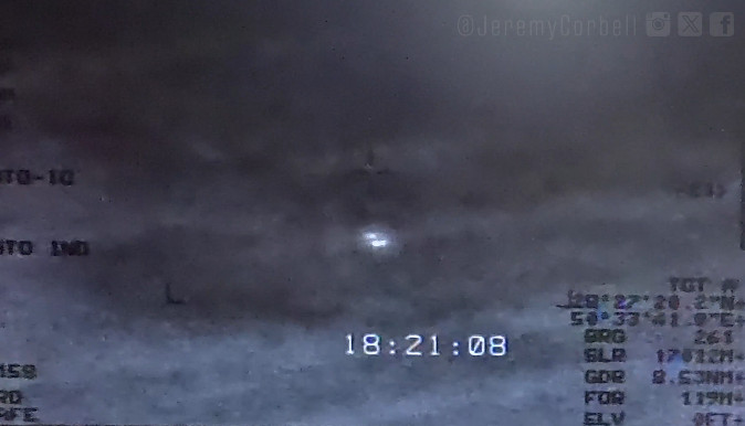 2012年曾拍到波斯灣上空出現不明飛行物，這些不明飛行物的紀錄影片近期被美國國會要求交出研究。（翻攝X@JeremyCorbell）
