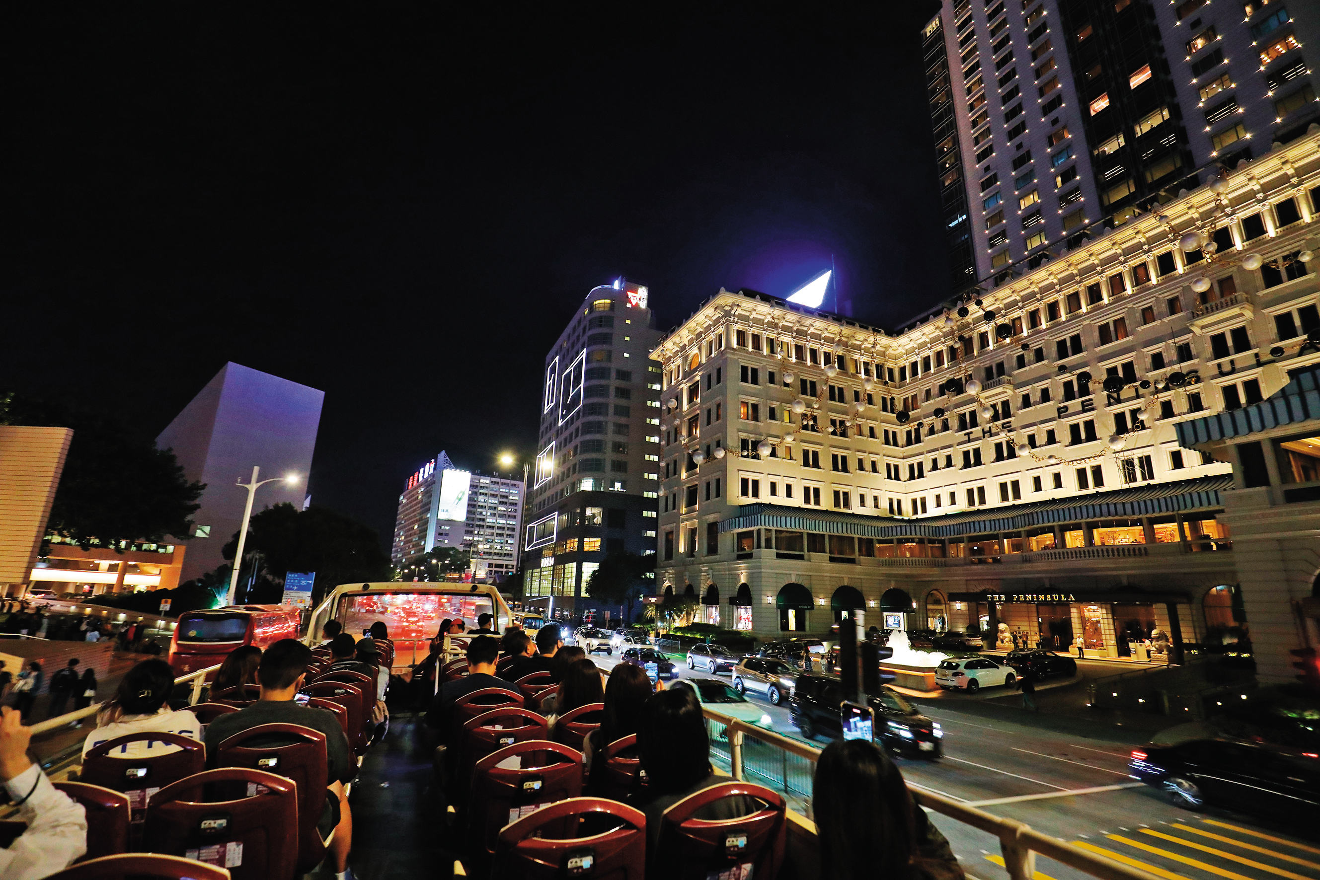 Big Bus出發後第一個看到的是象徵奢華的半島酒店夜色。