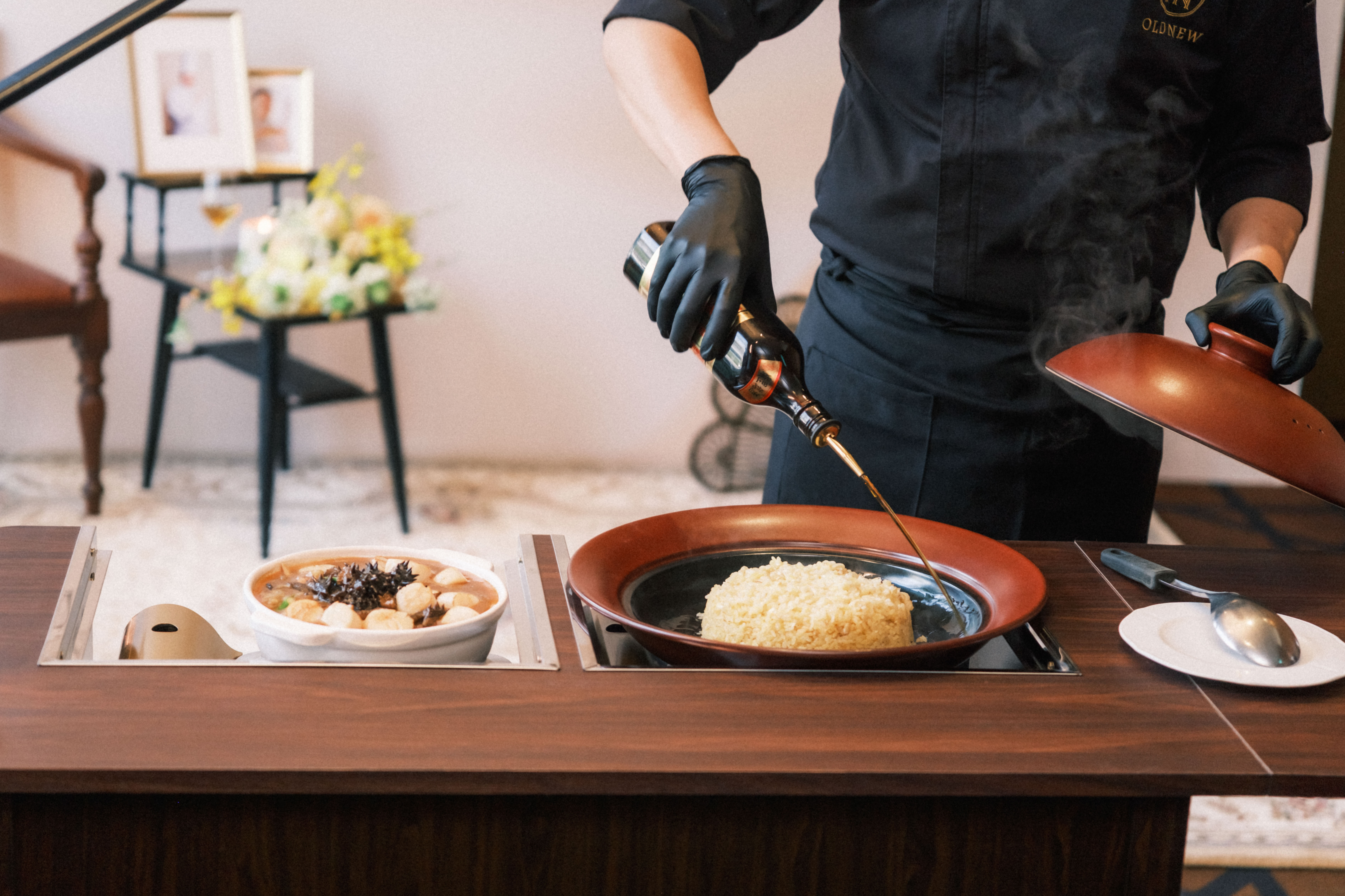 以桌邊料理形式登場的「福建海味香撈飯」，嗆一圈紹興酒，讓香氣噴發，誘人食慾。（老新台菜提供）