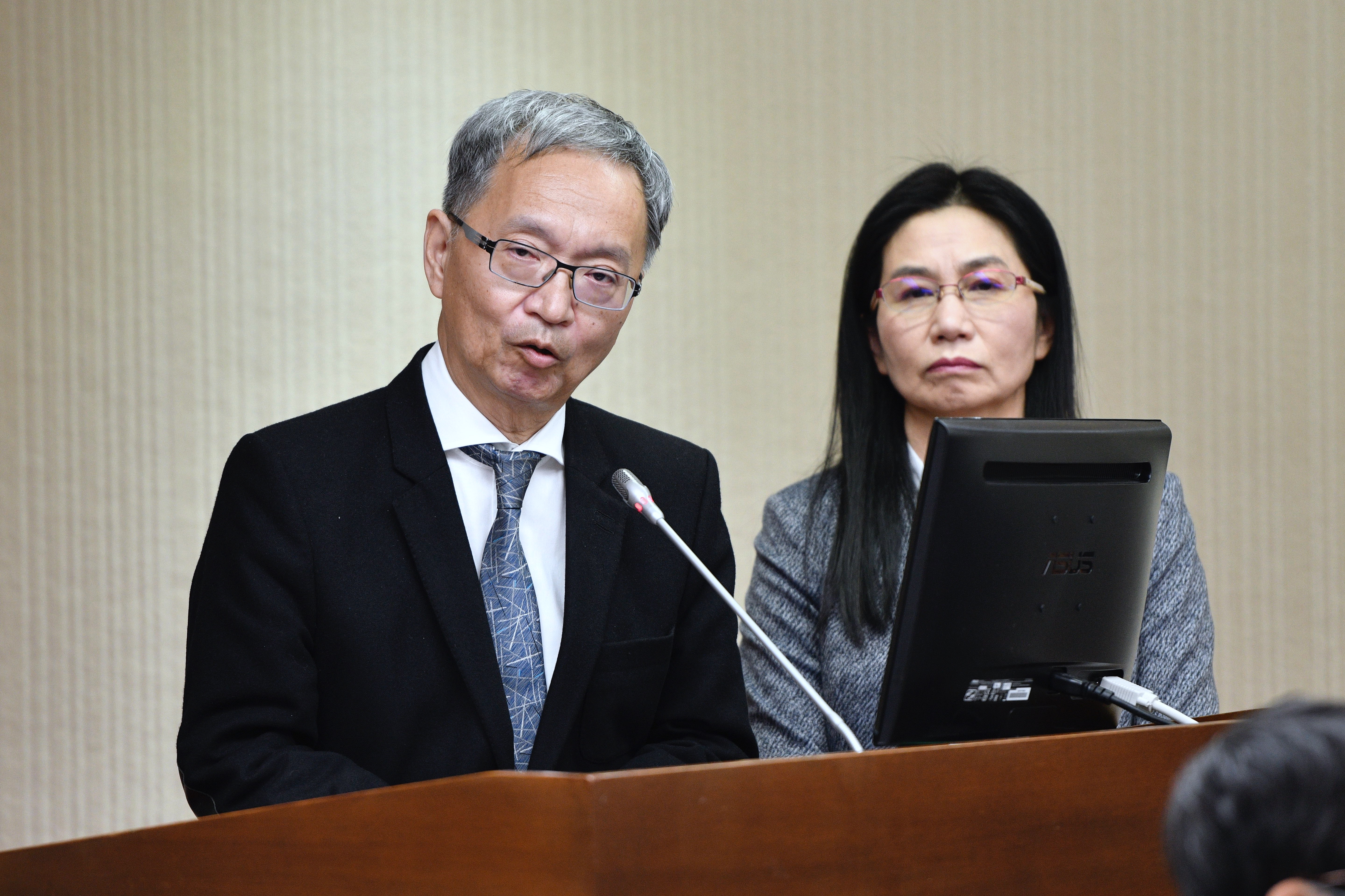 被問是否針對辣椒粉事件向國民道歉，薛瑞元（左）表示這無關道歉，不完備可以再修正。右為食藥署署長吳秀梅。