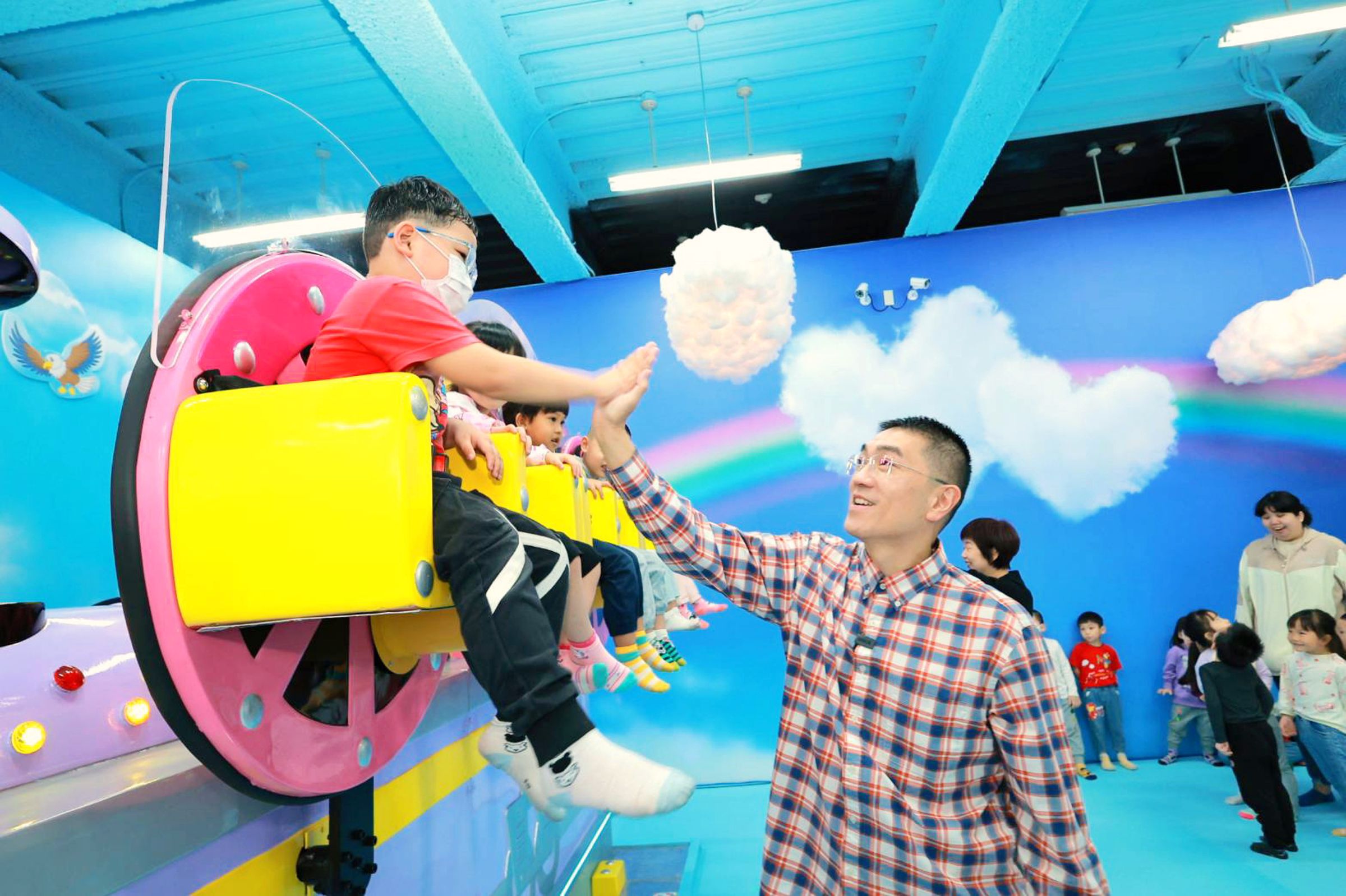 謝國樑與孩子擊掌慶祝。(基隆市政府提供)