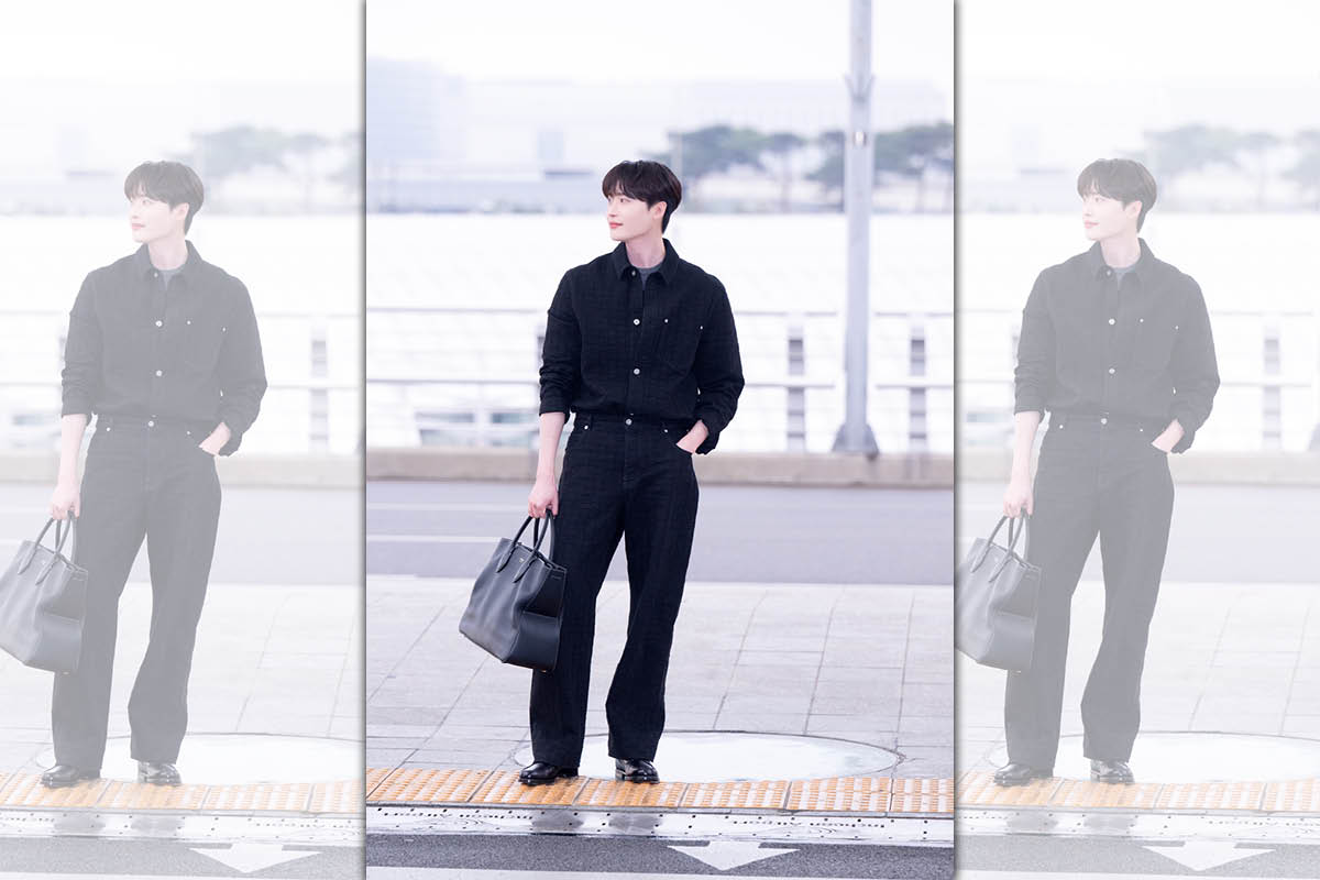 李鐘碩穿著多功能斜紋棉襯衫NT$50,900、多層次針織衫NT$47,500、黑色牛仔褲NT$50,900、黑色托特包NT$85,900出現機場。（FERRAGAMO提供）