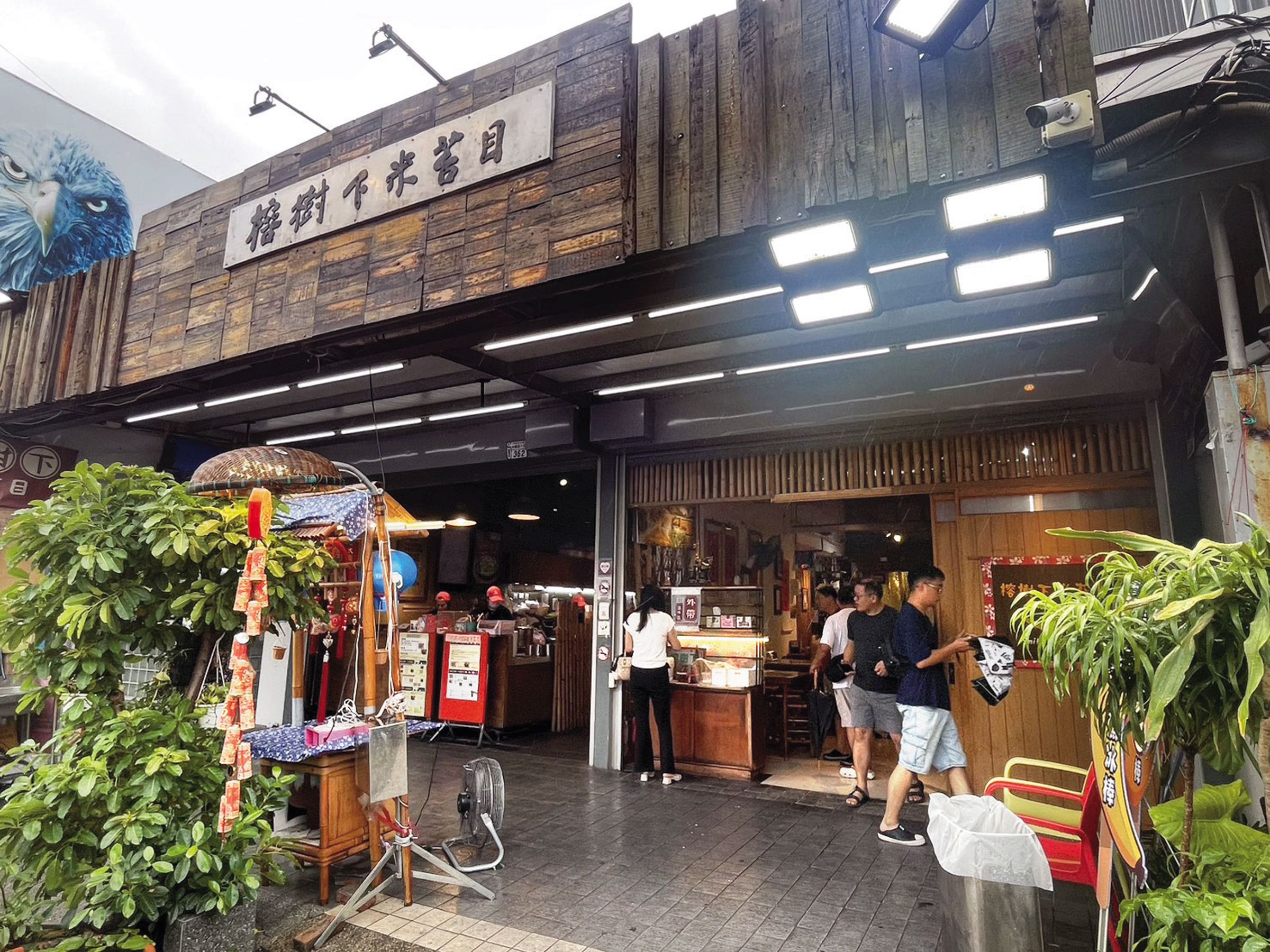第一代相繼過世後,位在中華路的「榕樹下米苔目」本店由長子接手經營。
