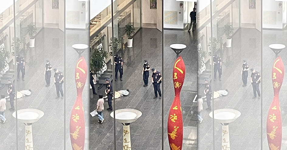 一名詭異男子闖台中市政府鬧事。（讀者提供）