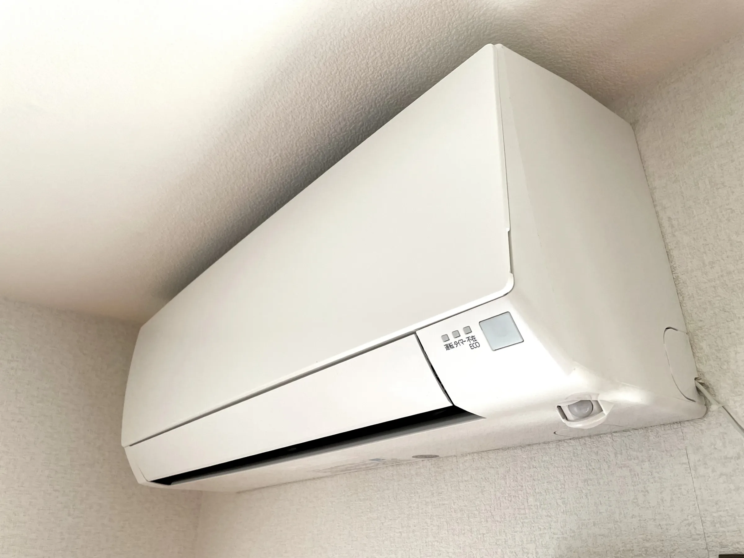 專家建議冷氣關機前記得先啟動送風或防黴模式，可避免內部發霉。（示意圖，photoAC）

