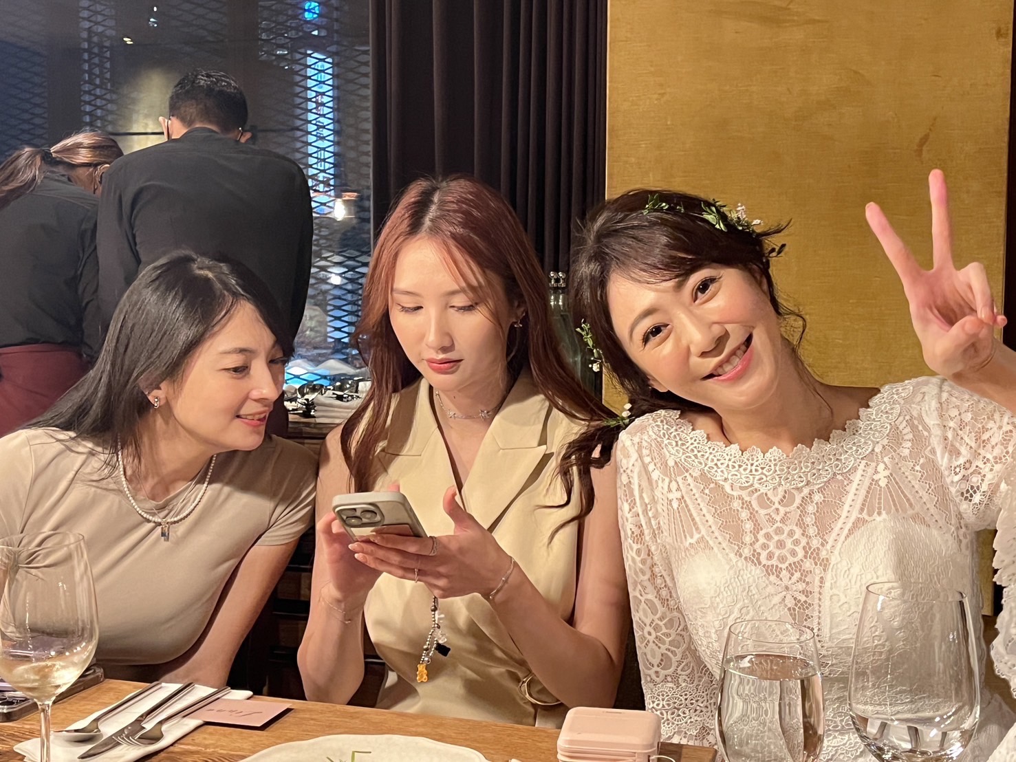許蓁蓁(右)昨在好友簇擁下開心舉行小型婚宴。(方時娛樂提供)