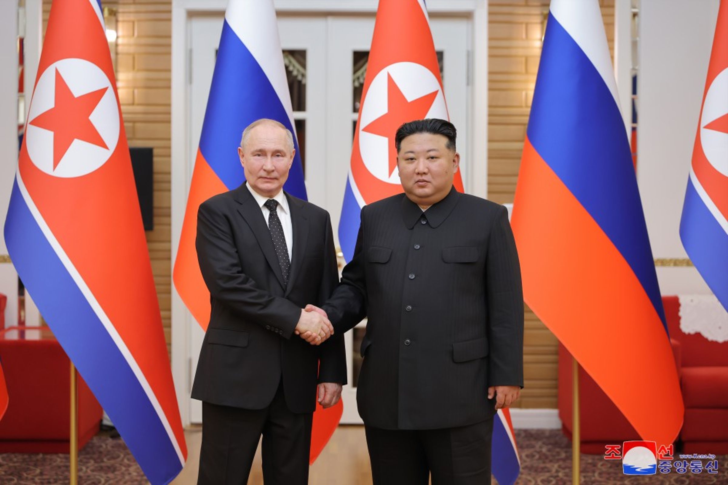 金正恩與普丁簽署《全面戰略夥伴條約》,被認為是恢復同盟關係。(翻攝自朝中社官網)