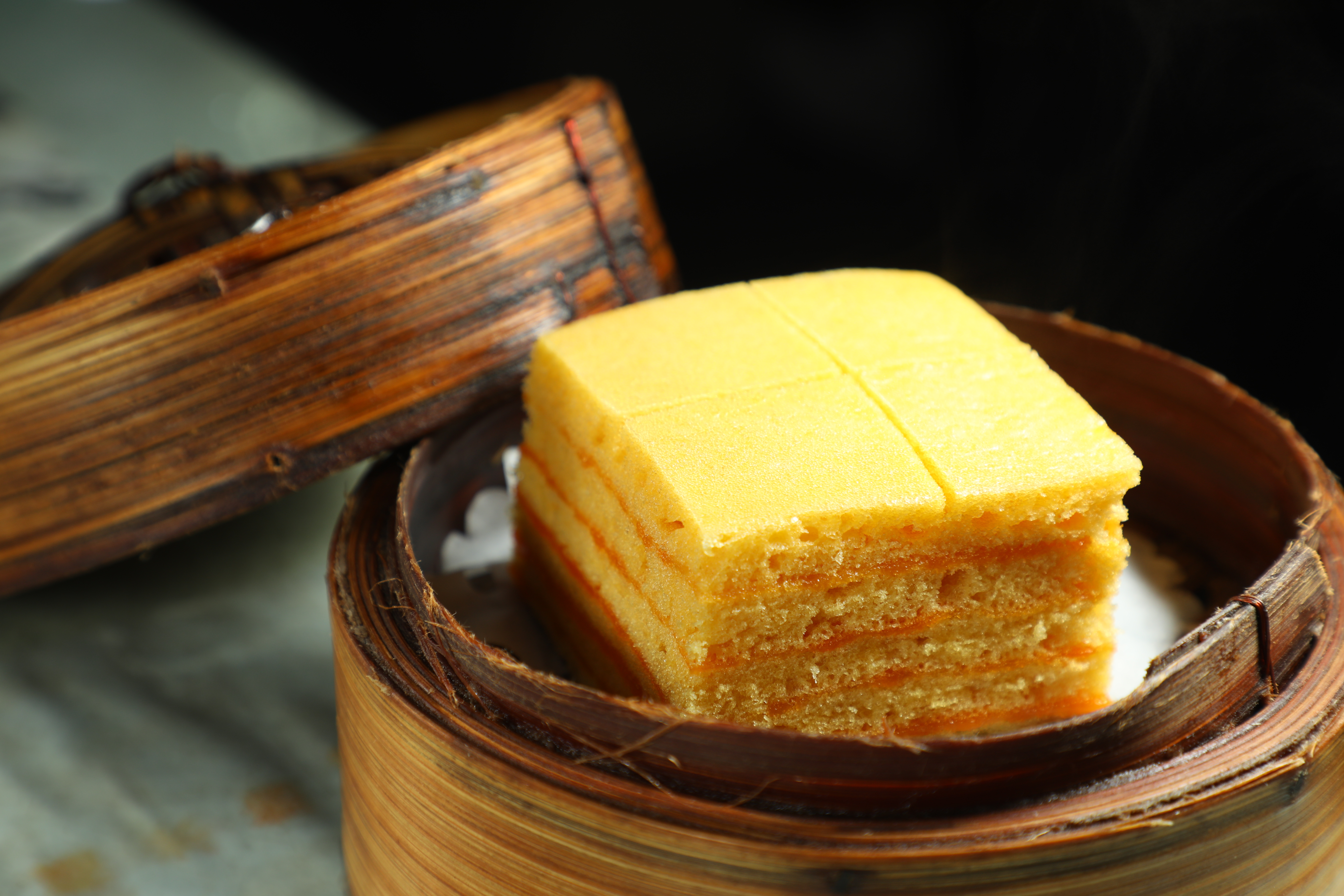 點心選擇多樣，「流沙千層糕」鬆軟香甜。（港幣37元／份，約NT$140）