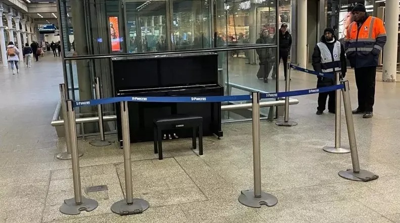 遭小粉紅鬧爆的鋼琴被封了！英音樂家要穿「維尼衣印8964」抗爭到底。（翻自YT畫面）