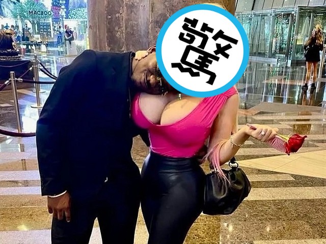 性感女模遇男粉絲，當場辦感謝祭！「胸前巨型爆彈」無私給他當枕頭睡。（翻自IG）