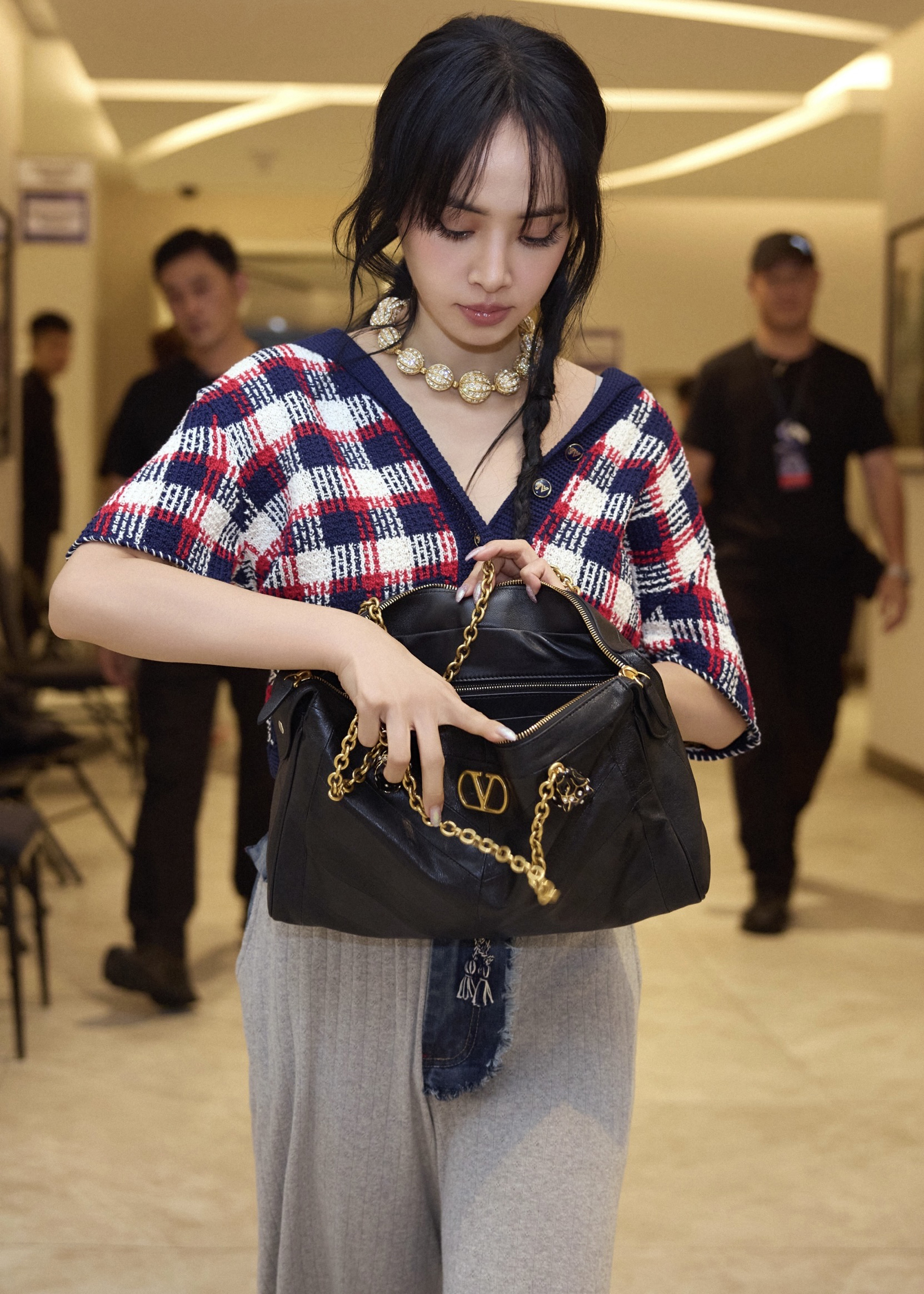 Valentino向來不乏名人加持，蔡依林曾帶著新款Panthea包亮相。（Valentino提供）