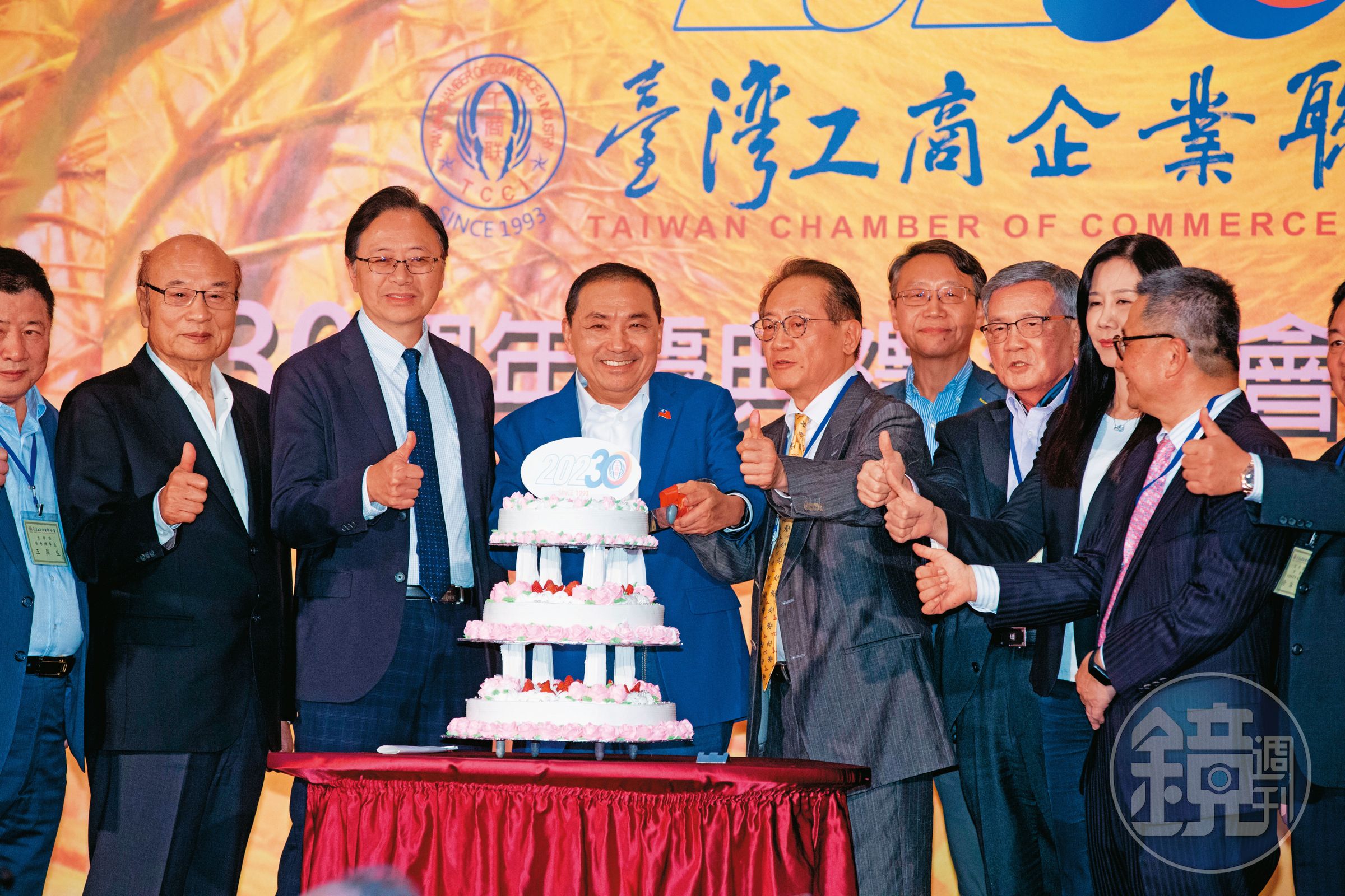 侯友宜（左3）提出企業替勞工加薪，就可扣抵所繳稅賦的政見，盼幫年輕人提高薪資。