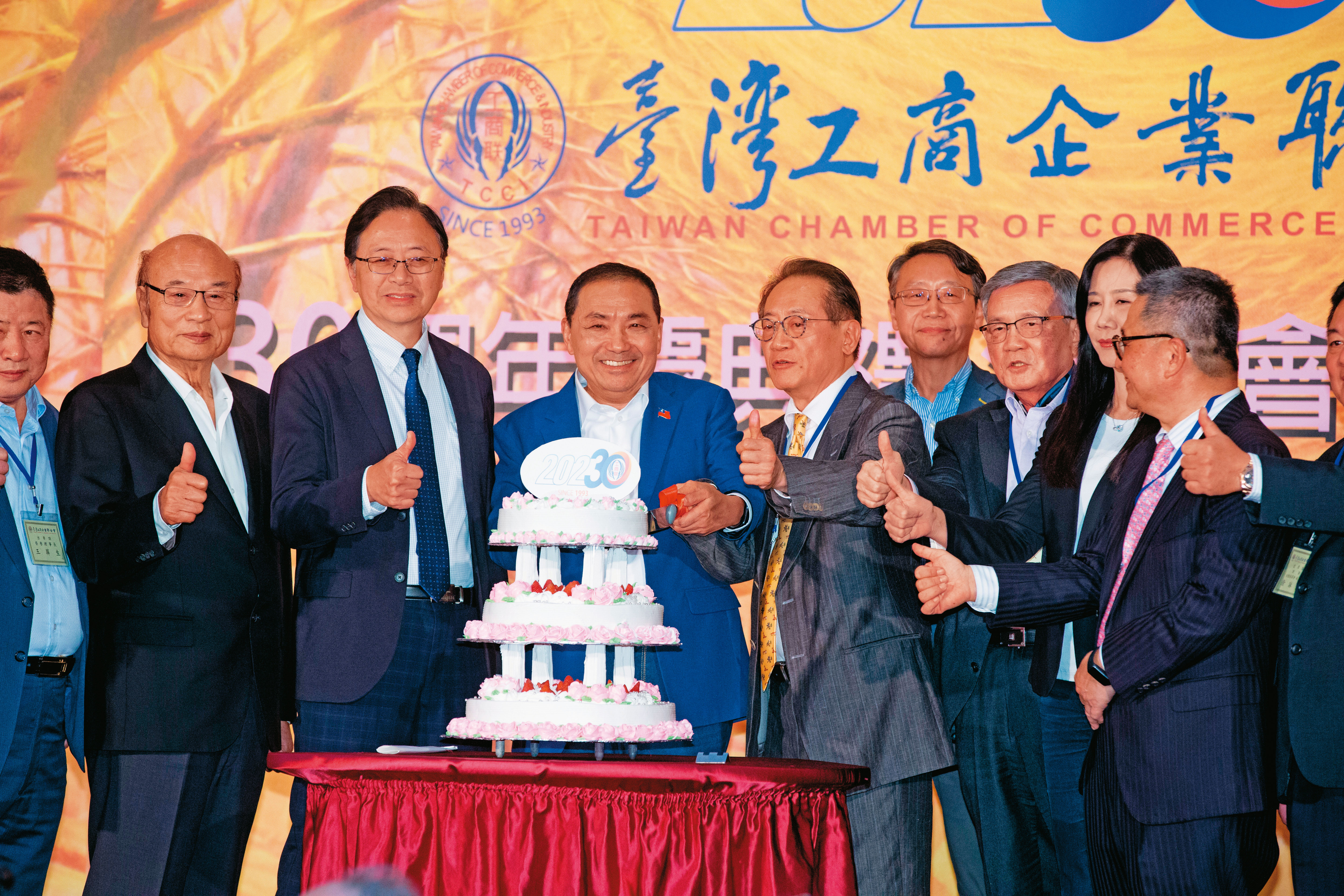 侯友宜（左3）提出企業替勞工加薪，就可扣抵所繳稅賦的政見，盼幫年輕人提高薪資。