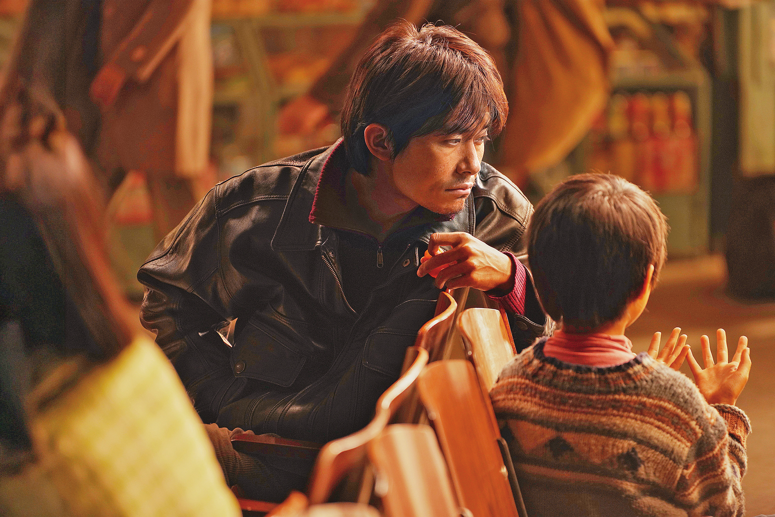 易烊千璽一人分飾5角，穿梭於不同時代演繹奇幻故事，帶領觀眾在流動而交織的夢境裡，探索時間、歷史與記憶的無盡迴響。（好威映象提供）