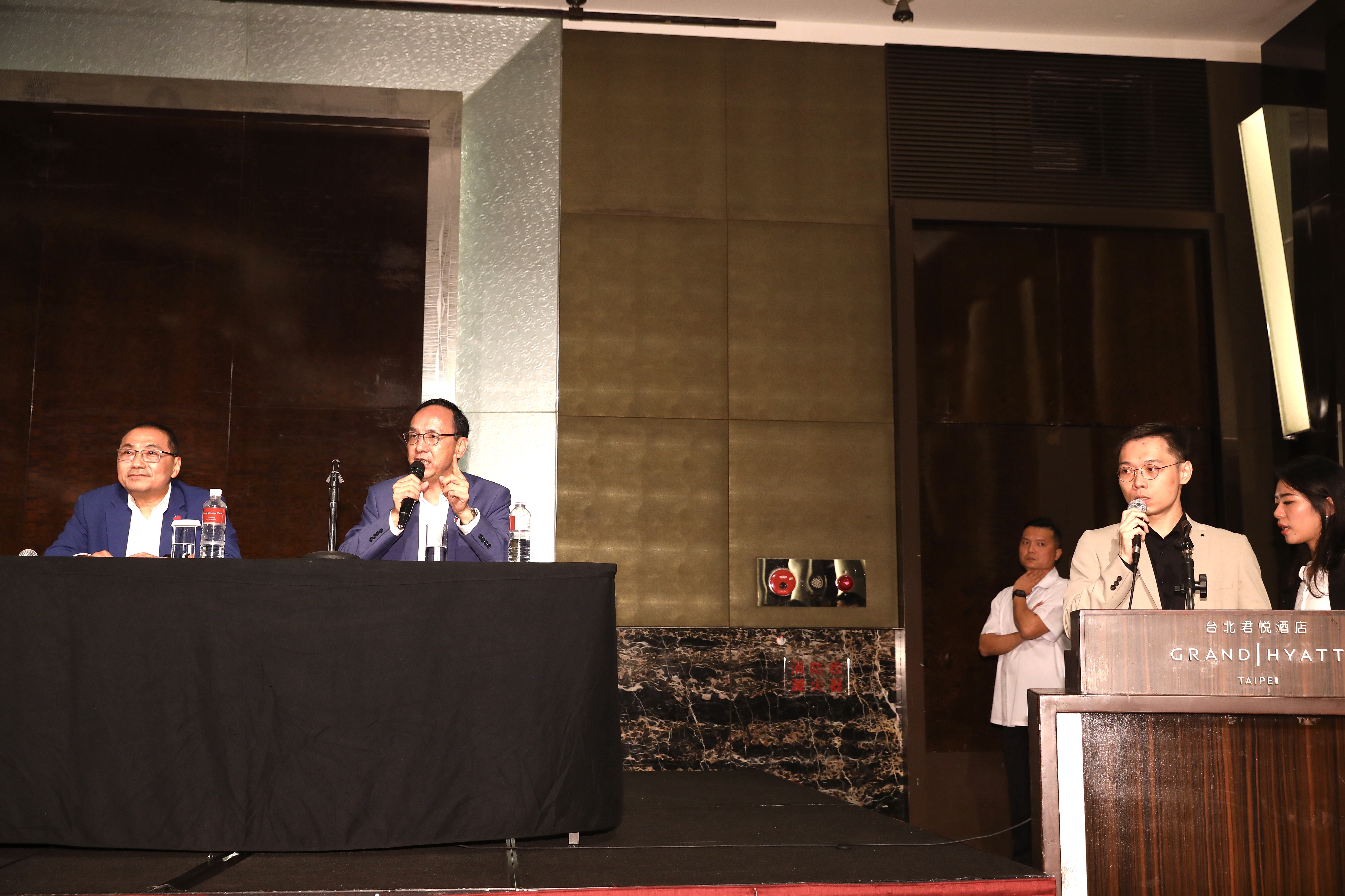 黃士修在記者會最後補刀，重提藍營初選民調，此舉惹怒朱立倫。