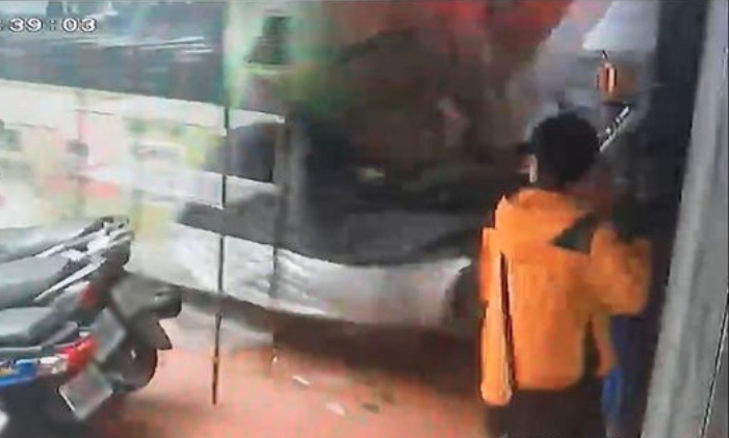 一台公車突然滑進騎樓,往超商衝撞,橘衣男子恰好正要走入騎樓,離公車僅1公尺的距離,非常驚險。(翻攝畫面)