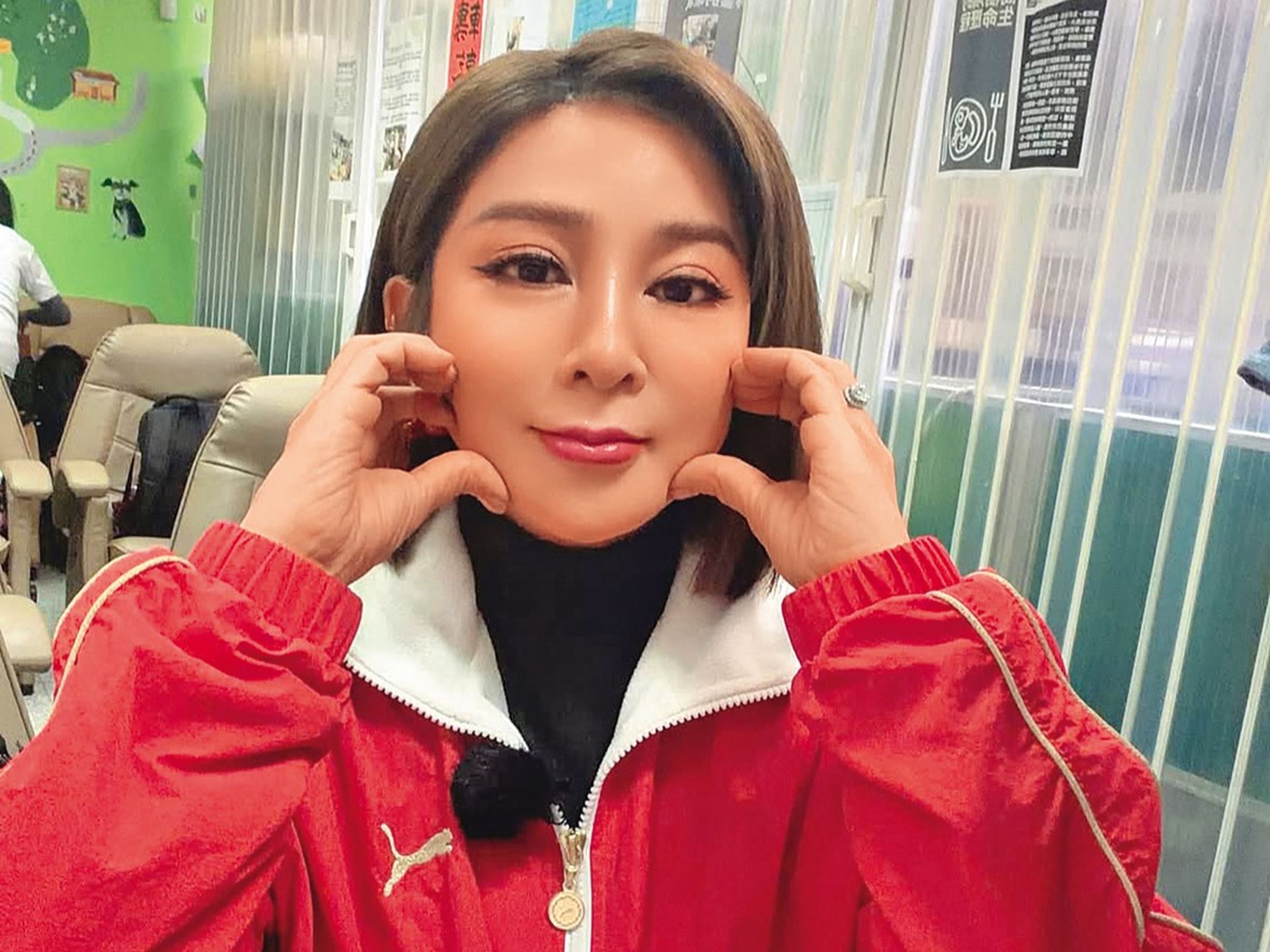 王彩樺的臉又僵了,想必是…天氣太冷了啦,大家別亂想。(翻攝自王彩樺IG)