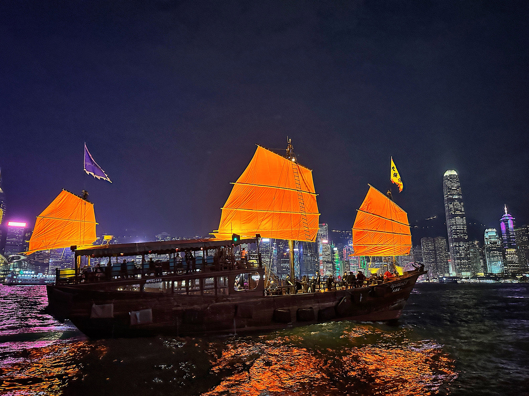 從張保仔號上能零死角綜覽港島與九龍兩岸的維港景色。