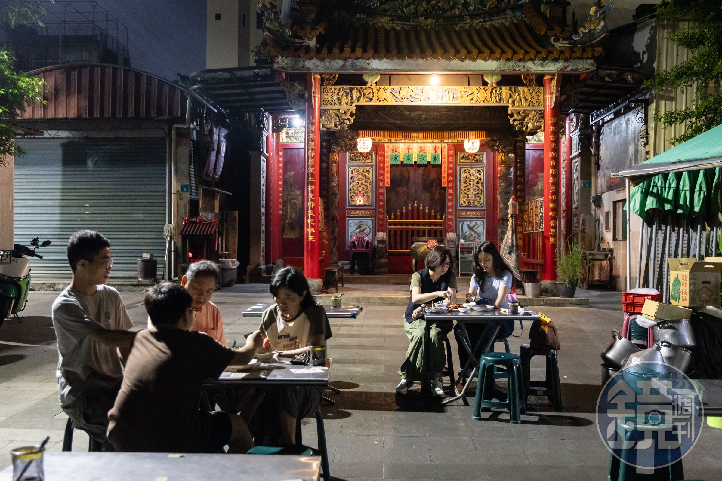 冰鄉的店後方是一個廟埕,晚上坐在這裡吃冰有種難得的愜意感。