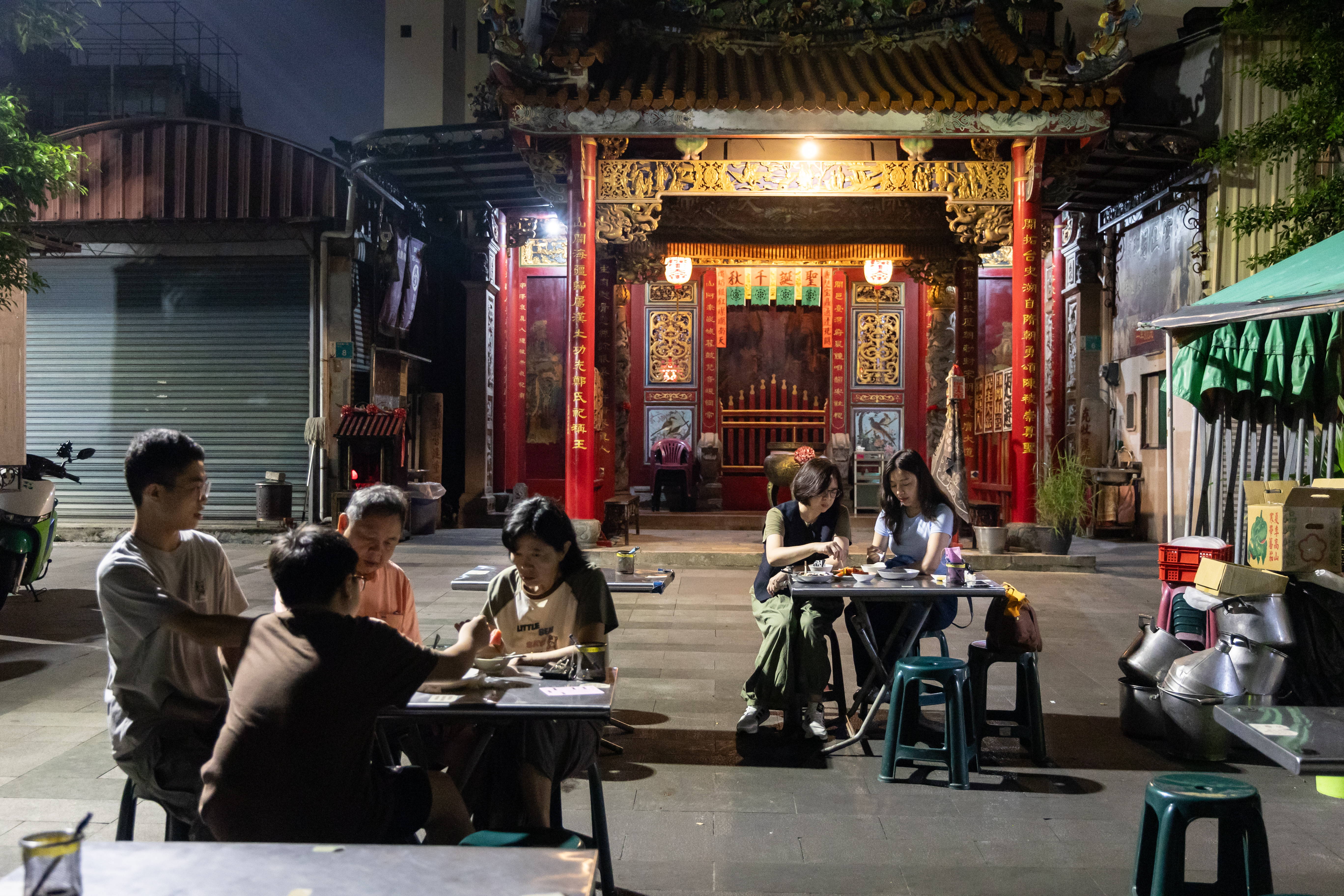 冰鄉的店後方是一個廟埕，晚上坐在這裡吃冰有種難得的愜意感。