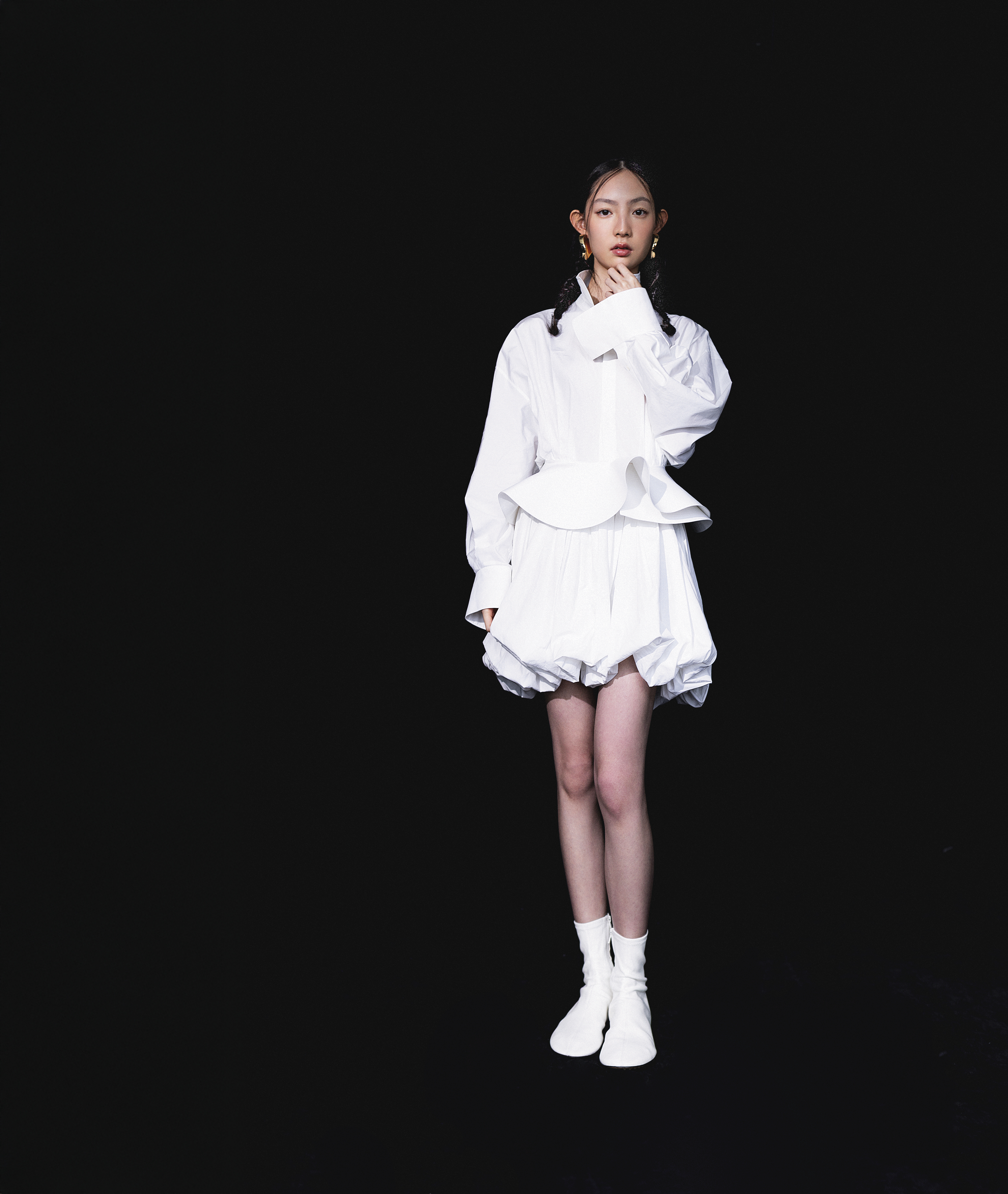 白色襯衫裙 NT$105,000 by CELINE；Cherry皮革造型短靴 價格店洽 by BOTTEGA VENETA；Disc造型大耳環 價格店洽 by BOTTEGA VENETA