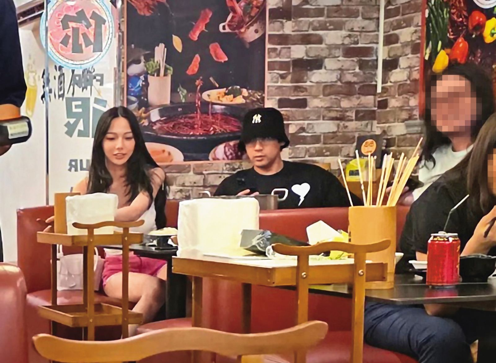今年6月，陳零九（右）和啾啾（左）就曾被目擊在餐廳吃飯約會。（翻攝自fz_rainonslope Thread）