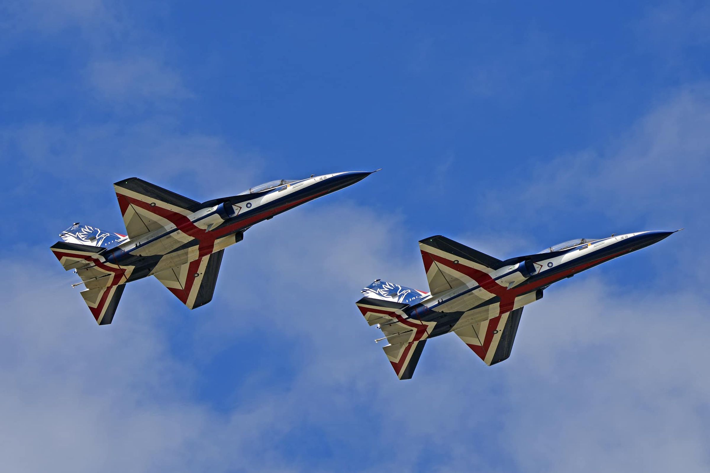 空軍飛訓部編號1130的勇鷹高級教練機15日在台東起飛執行投彈訓練時,因雙發動機失效墜海。(翻攝自國防部發言人臉書)