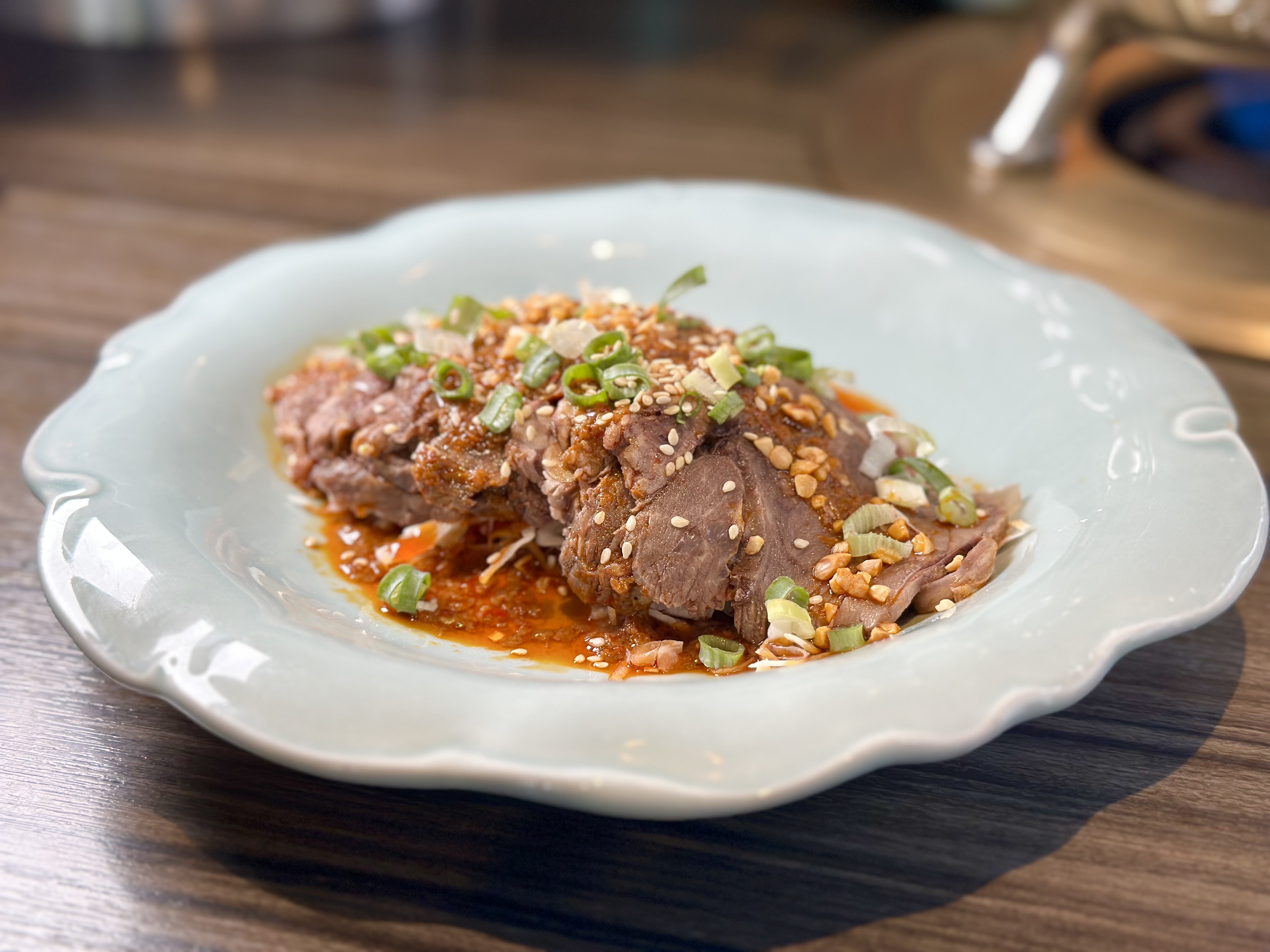「青花椒麻口水牛」板腱牛肉片滷得不夠入味，但特製川味辣醬有救援成功。（298元／份）