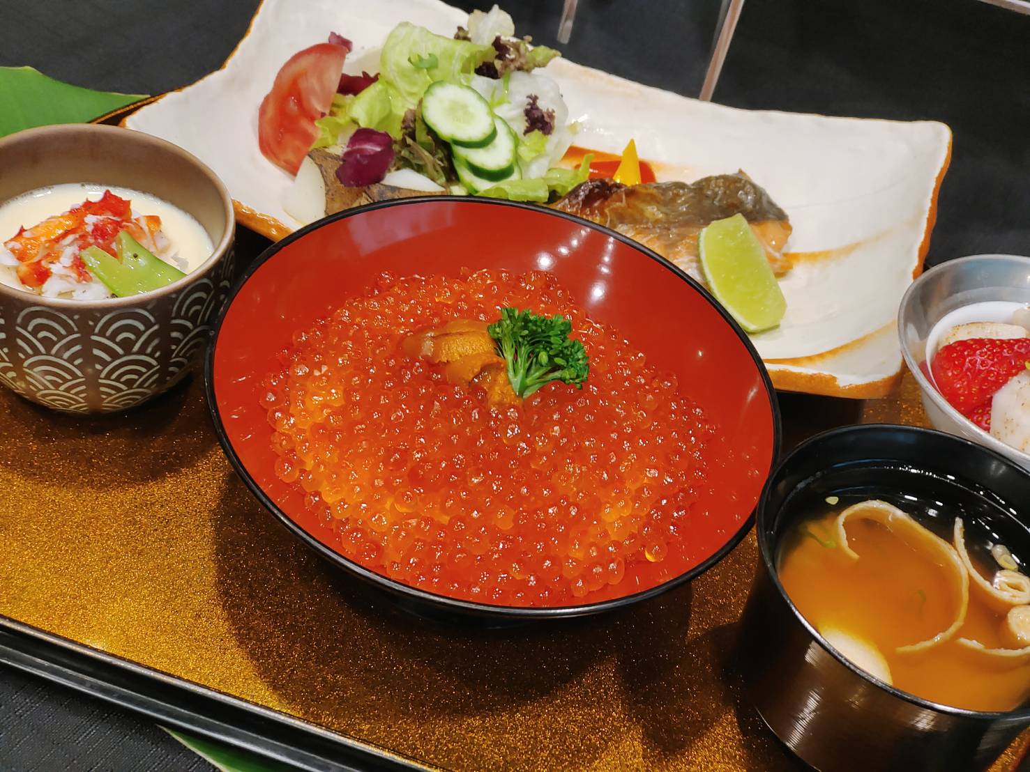 「北海道名物御膳套餐」能嘗到滿滿鮭魚卵的丼飯。