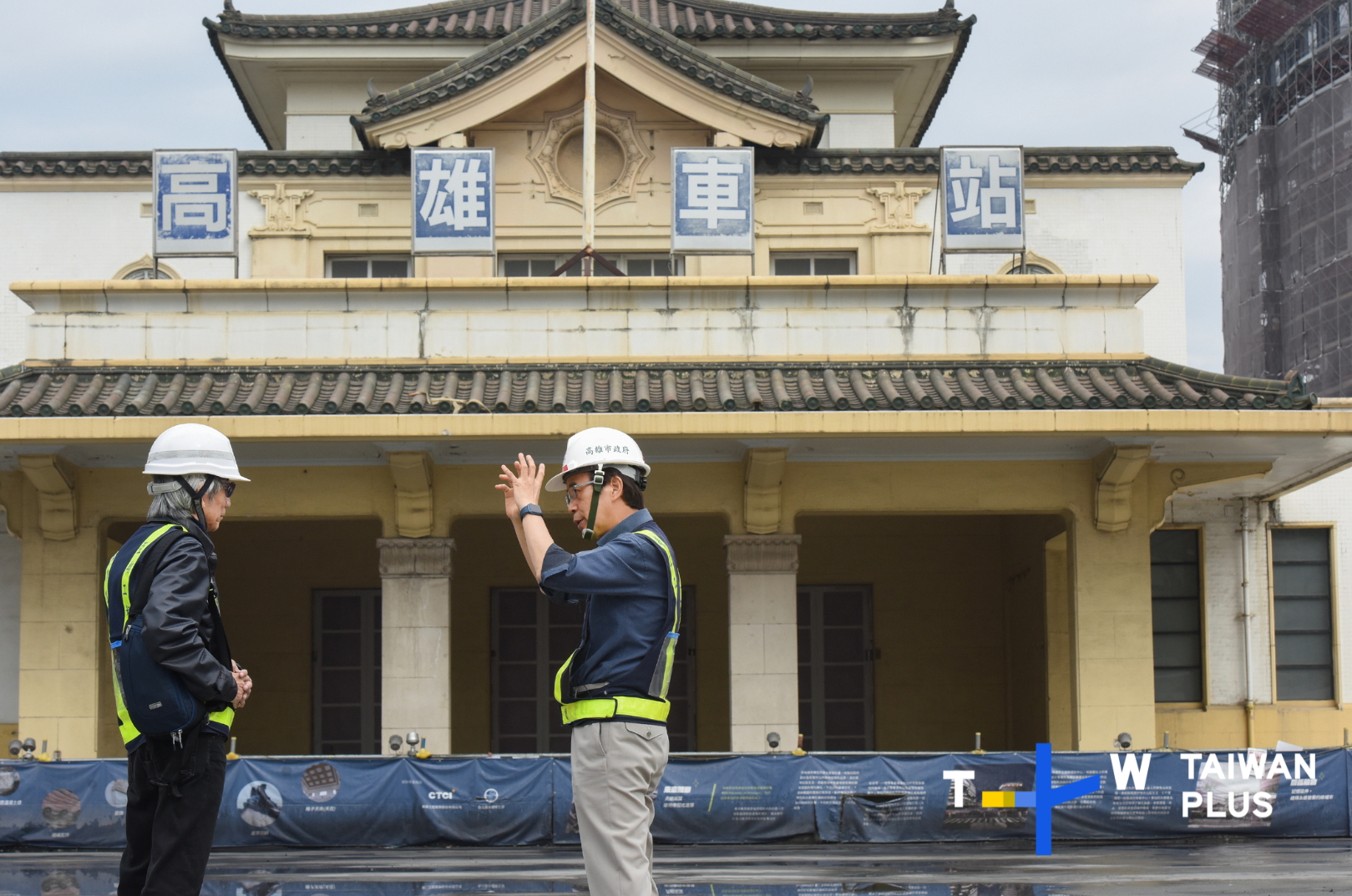 高雄市副市長林欽榮（右）和建築學者郭肇立（左）暢談高雄的城市轉型。（TaiwanPlus提供）