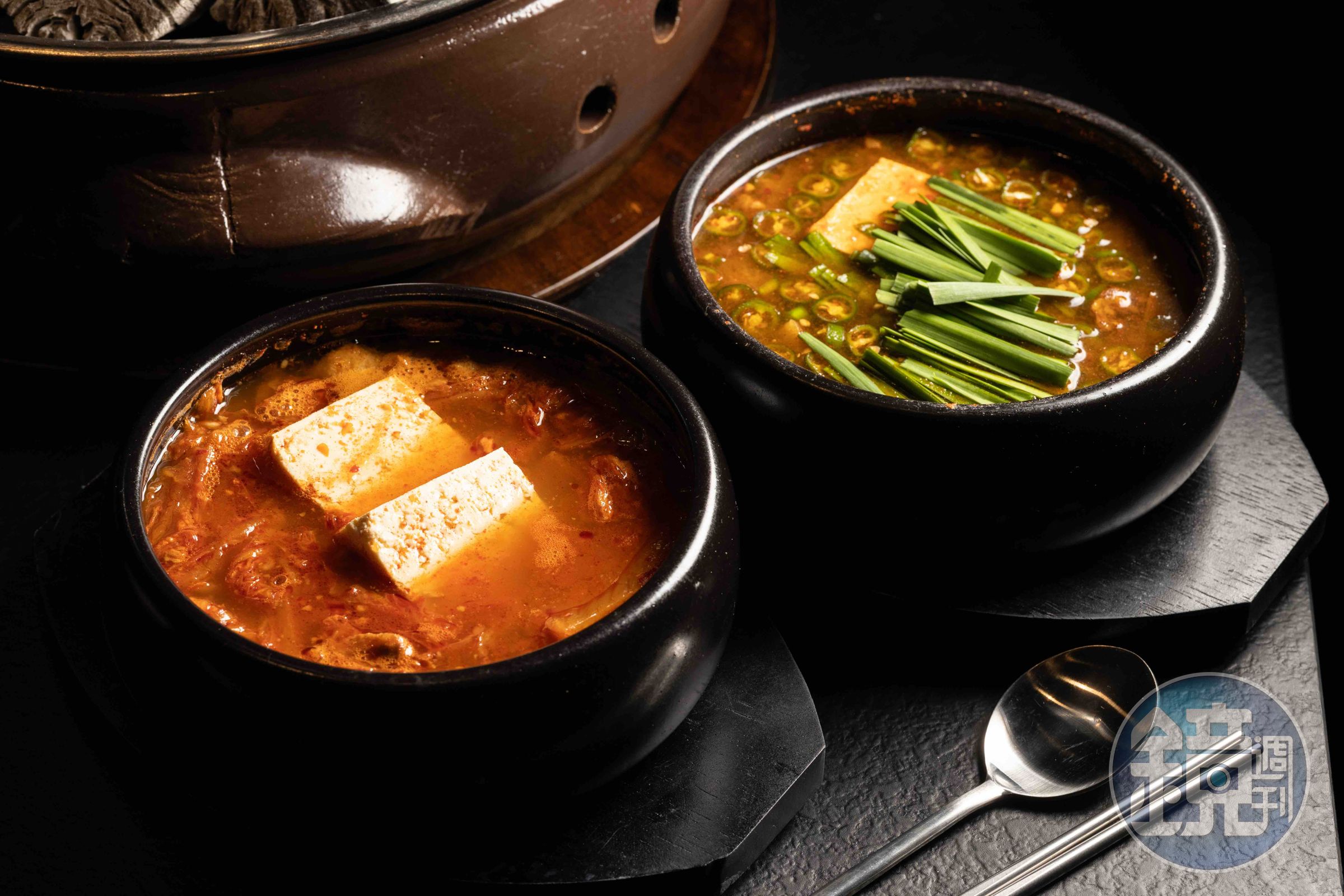 「辛奇湯」(左,340元/份)酸度鮮明,想挑戰正宗韓味可以試試;「大醬湯」(右,360元/份),口味很道地。